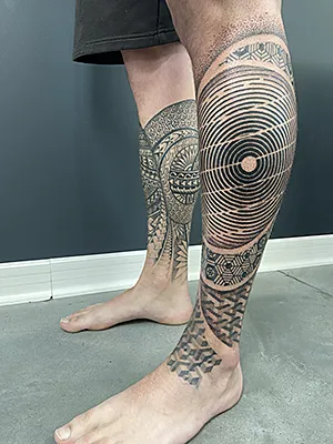 Tatouage ornemental mollet par Alex Lalex — Grinoir Tattoo
