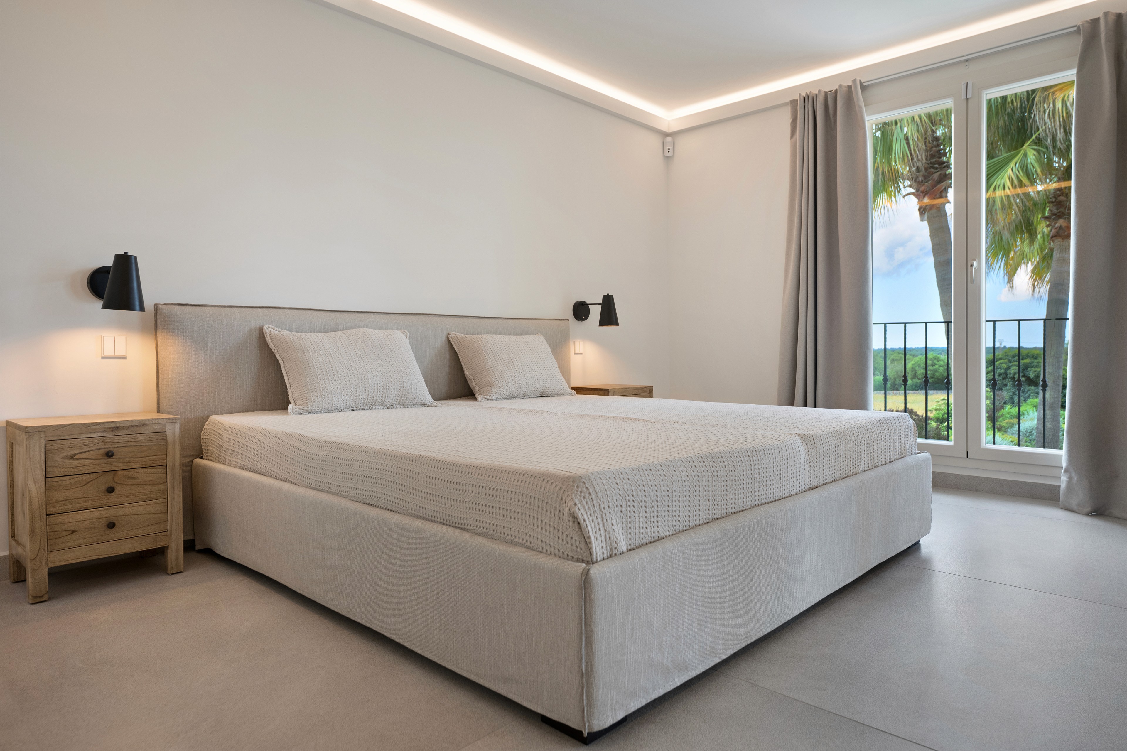 Schlafzimmer der Villa in Llombards mit klaren Linien, neutralen Farben und mediterraner Lichtstimmung