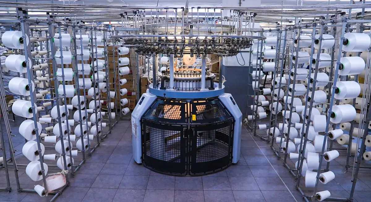 Industrial knitting machine, yarn.