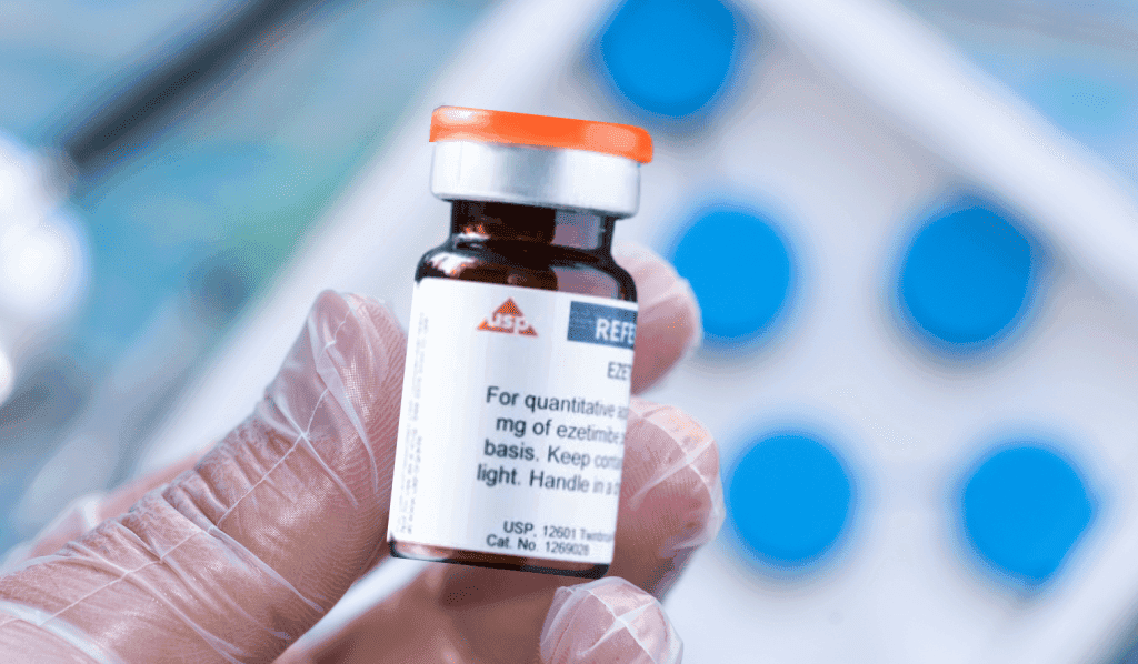Un analista de laboratorio manipula un vial de un patrón USP