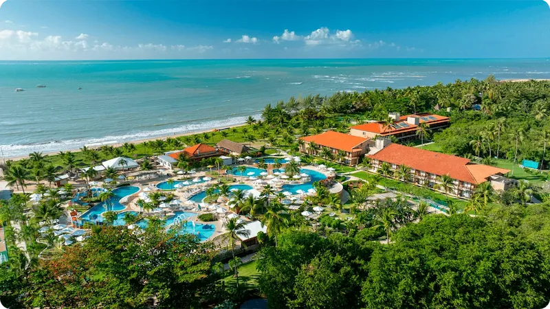 Vista aérea do resort Salinas Maragogi com piscinas e mar ao fundo