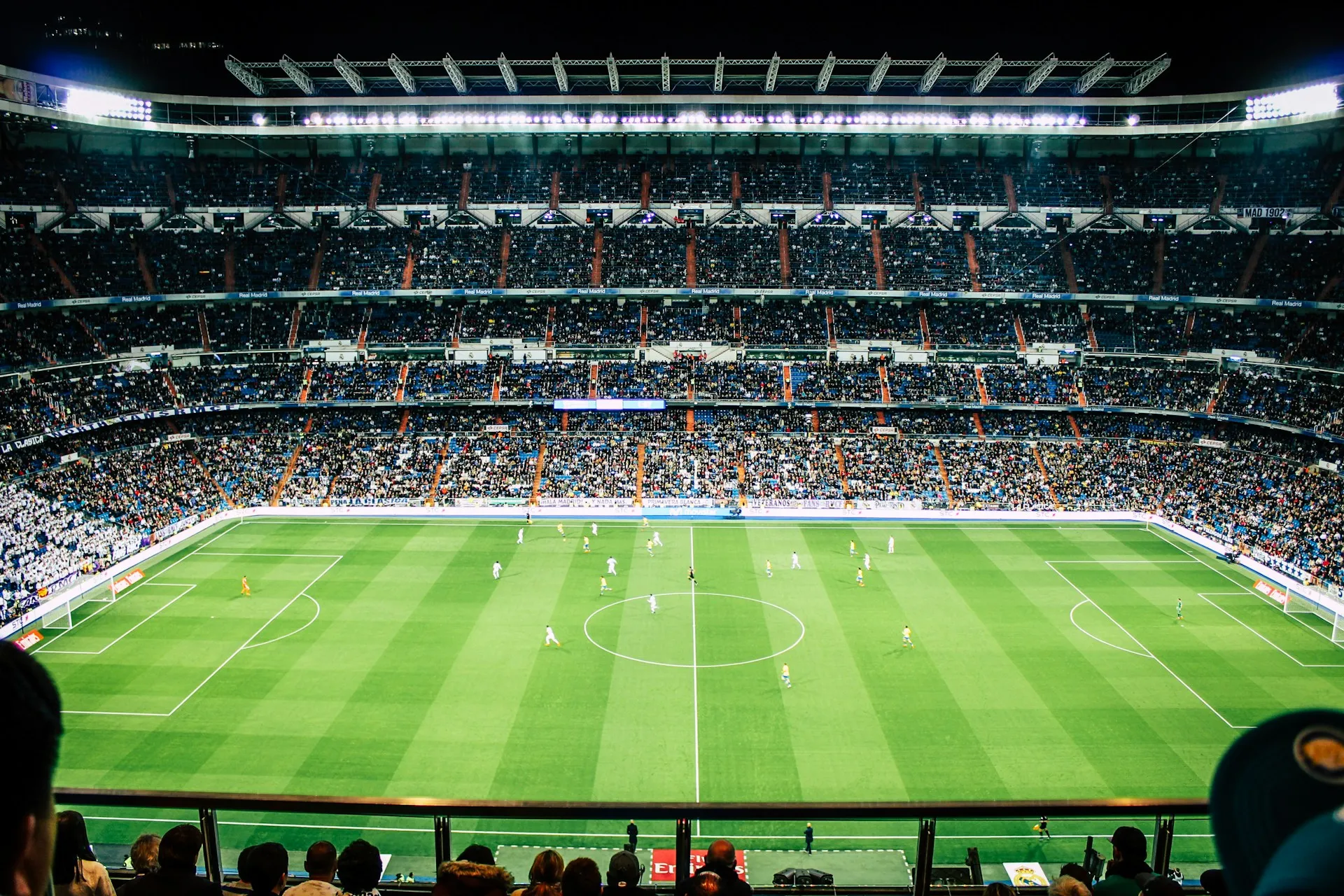Innenansicht eines modernen Stadions mit Blick auf die Ränge