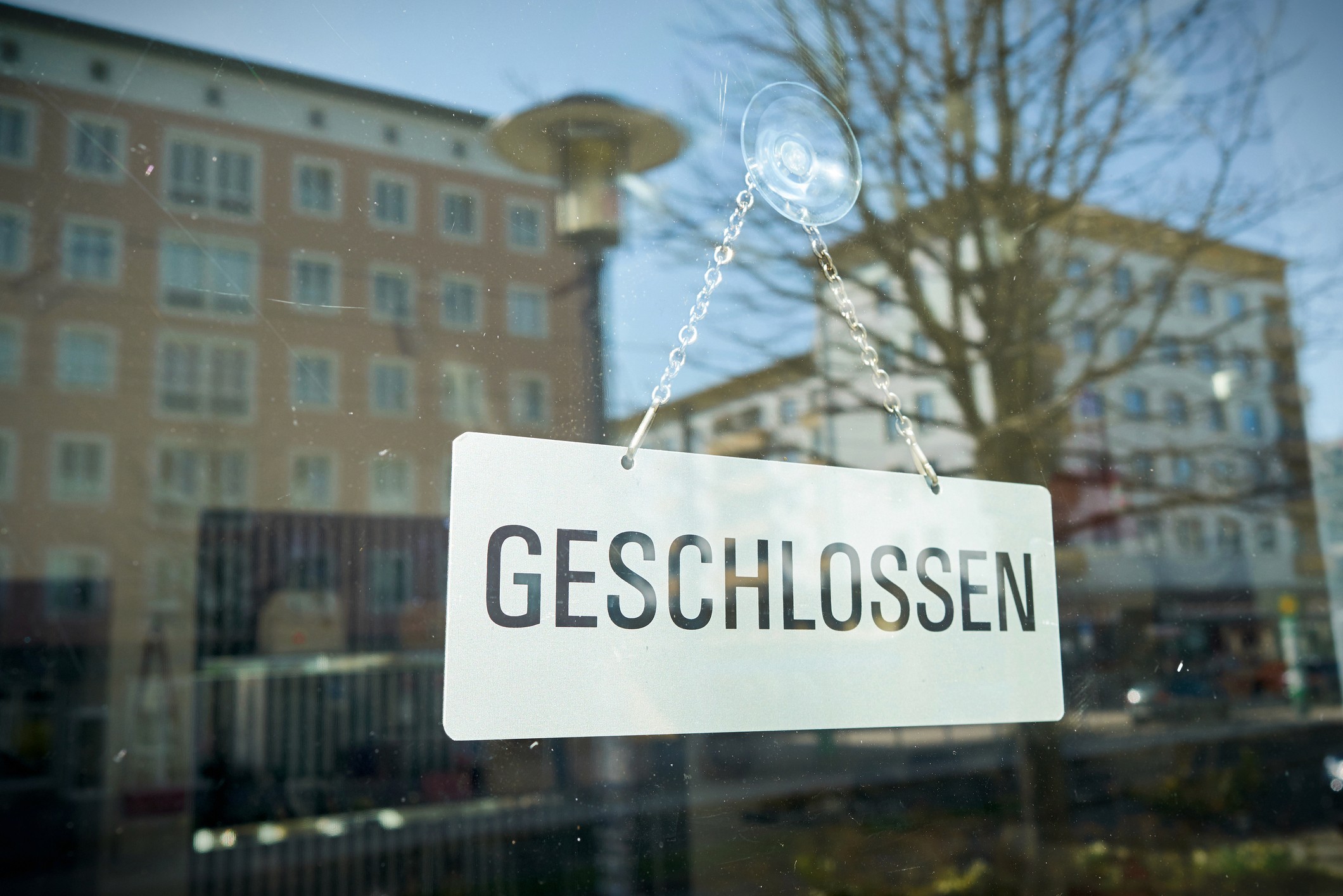 Schild hinter Glas auf dem "Geschlossen" steht