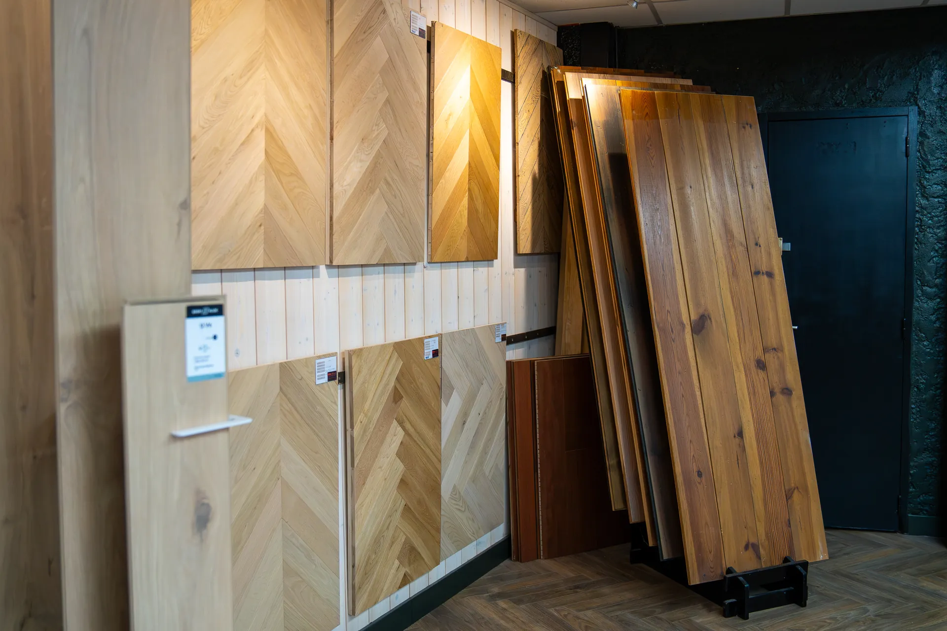 Échantillons de parquet en chêne exposés dans le showroom Aliénor Parquet