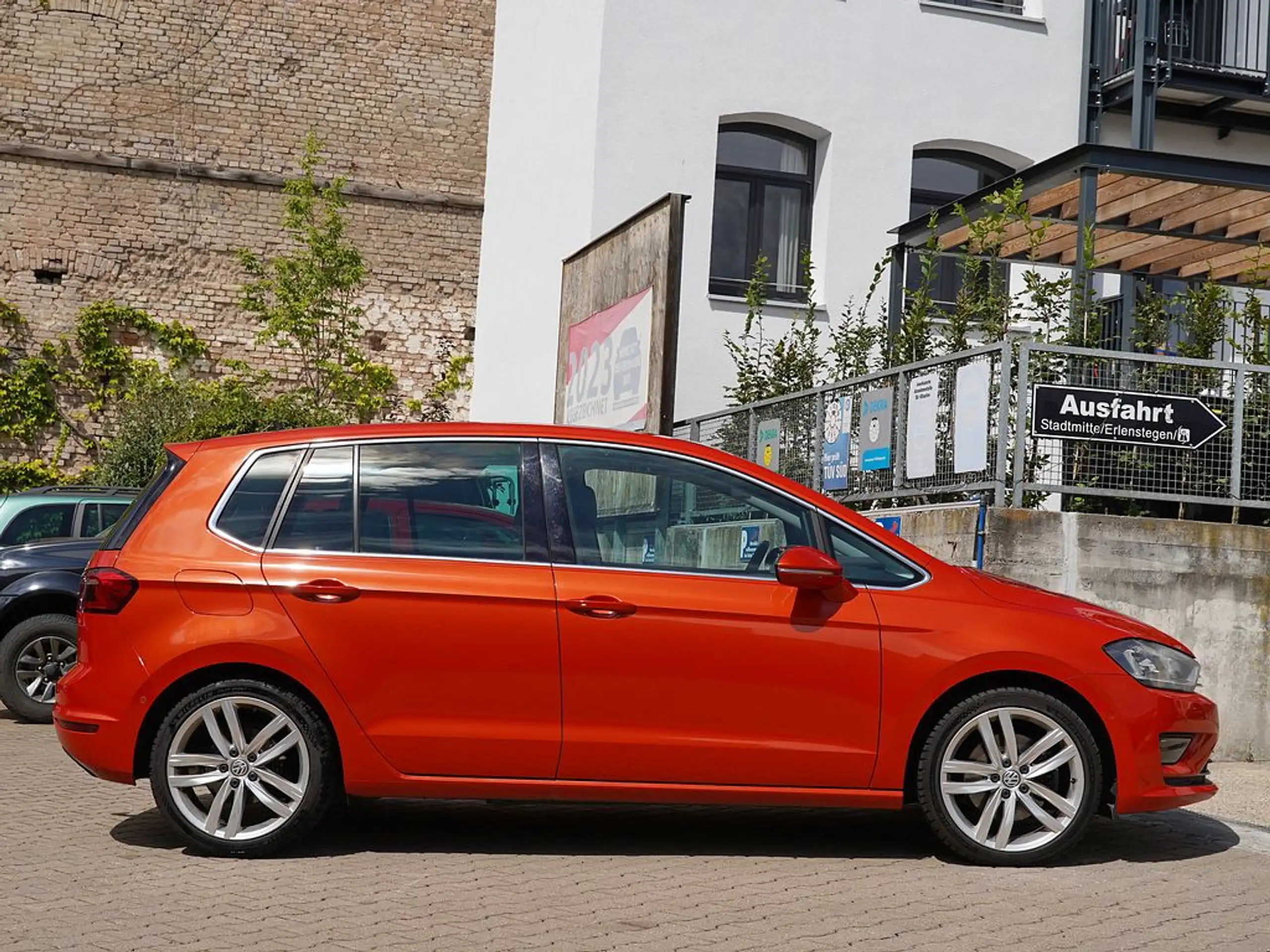 Volkswagen Golf Sportsvan 2.0 TDI Highline DSG | Habanero Orange | Pano | AHK | Standheizung | ACC | DCC | Bi-Xenon | Kamera | Keyless | 8-fach