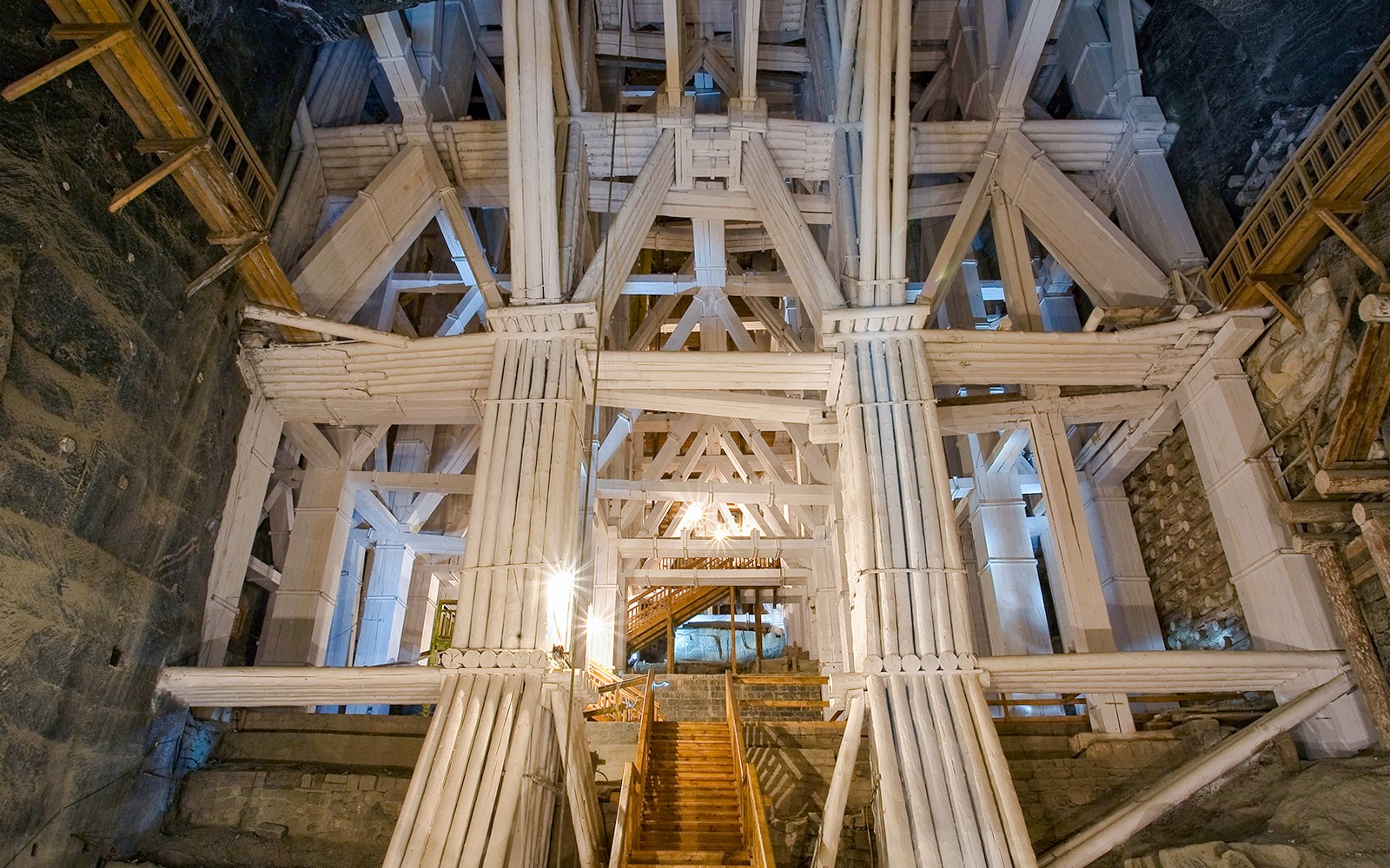 Viđarsúlur sem styđja viđ neđanjörđarbyggingu í Wieliczka saltnámu.