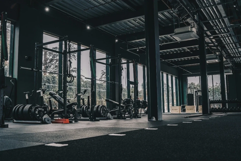 A large gym with a lot of machines