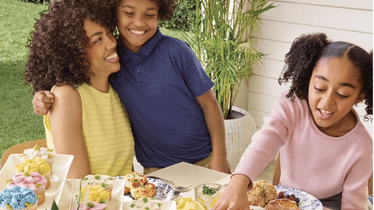 Imagen de dos animales domésticos, un perro y un gato que miran a la cámara
