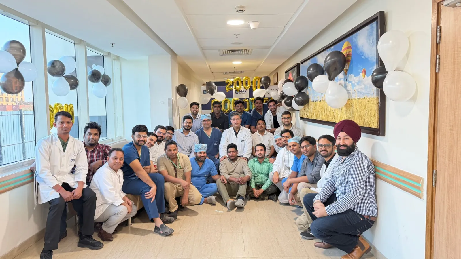 Dr Mahajan with his team at Max Smart Saket marking the 2,000 robotic joint replacement mileston