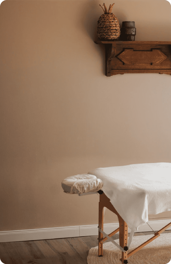 Ein bild von einer liege in einem Wellness raum