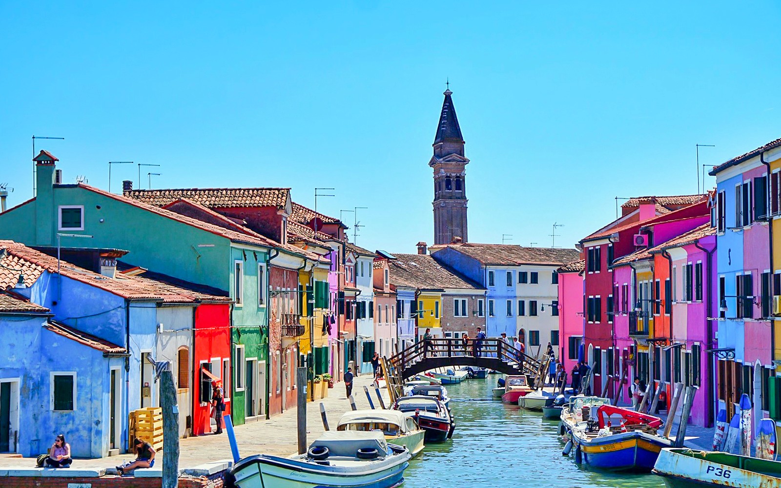 Vaporetto navegando pelos museus insulares de Veneza, exibindo arquitetura histórica.