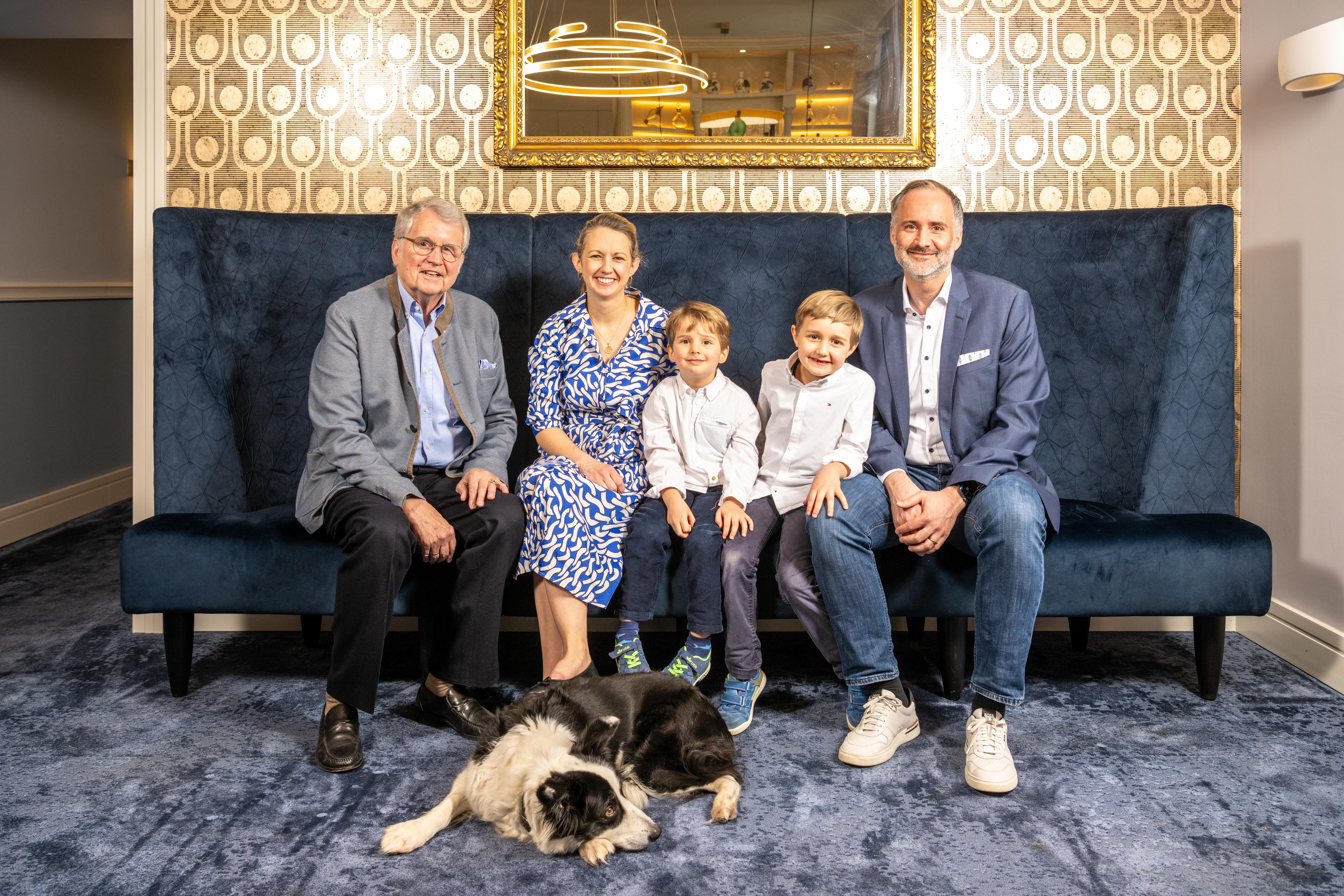 Familienbild von Familie Lindner in der Hotel Lobby