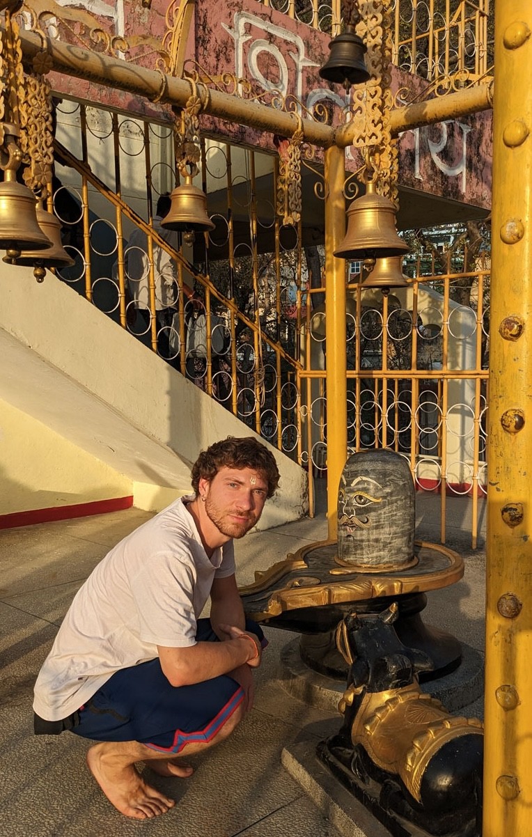 pit amazed in front of a shiva linga in India