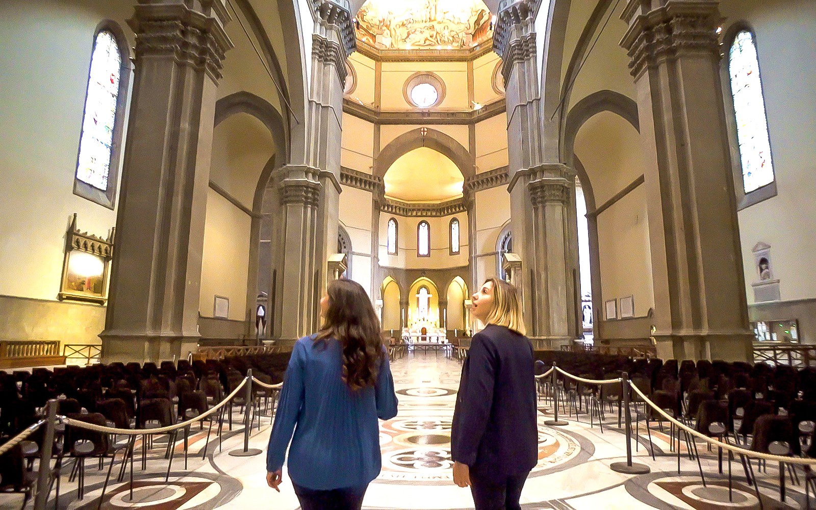 מבקרים המטיילים בקתדרלת הדואומו בפירנצה