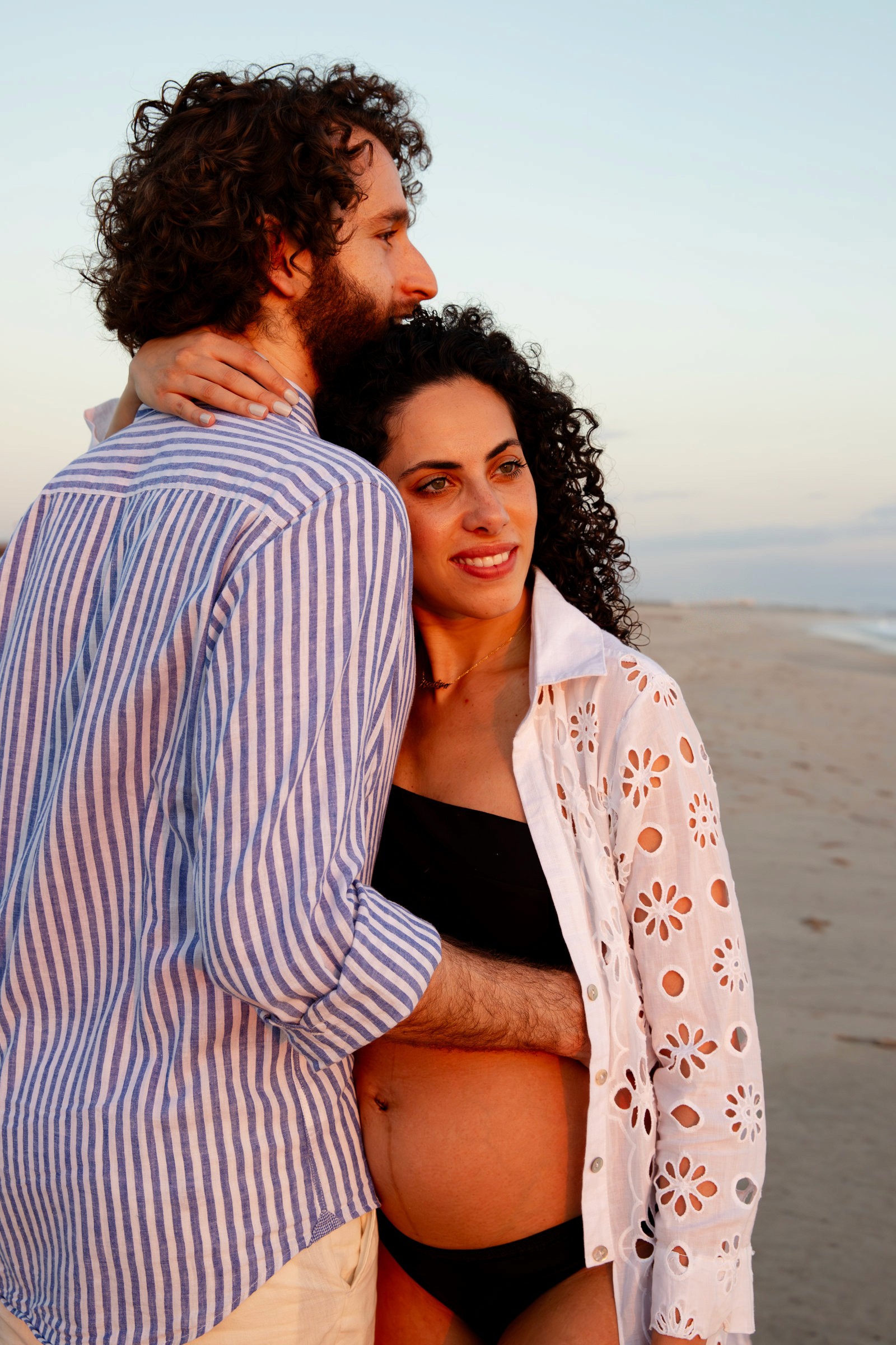 Retrato de embarazo junto al mar en sesión de fotos