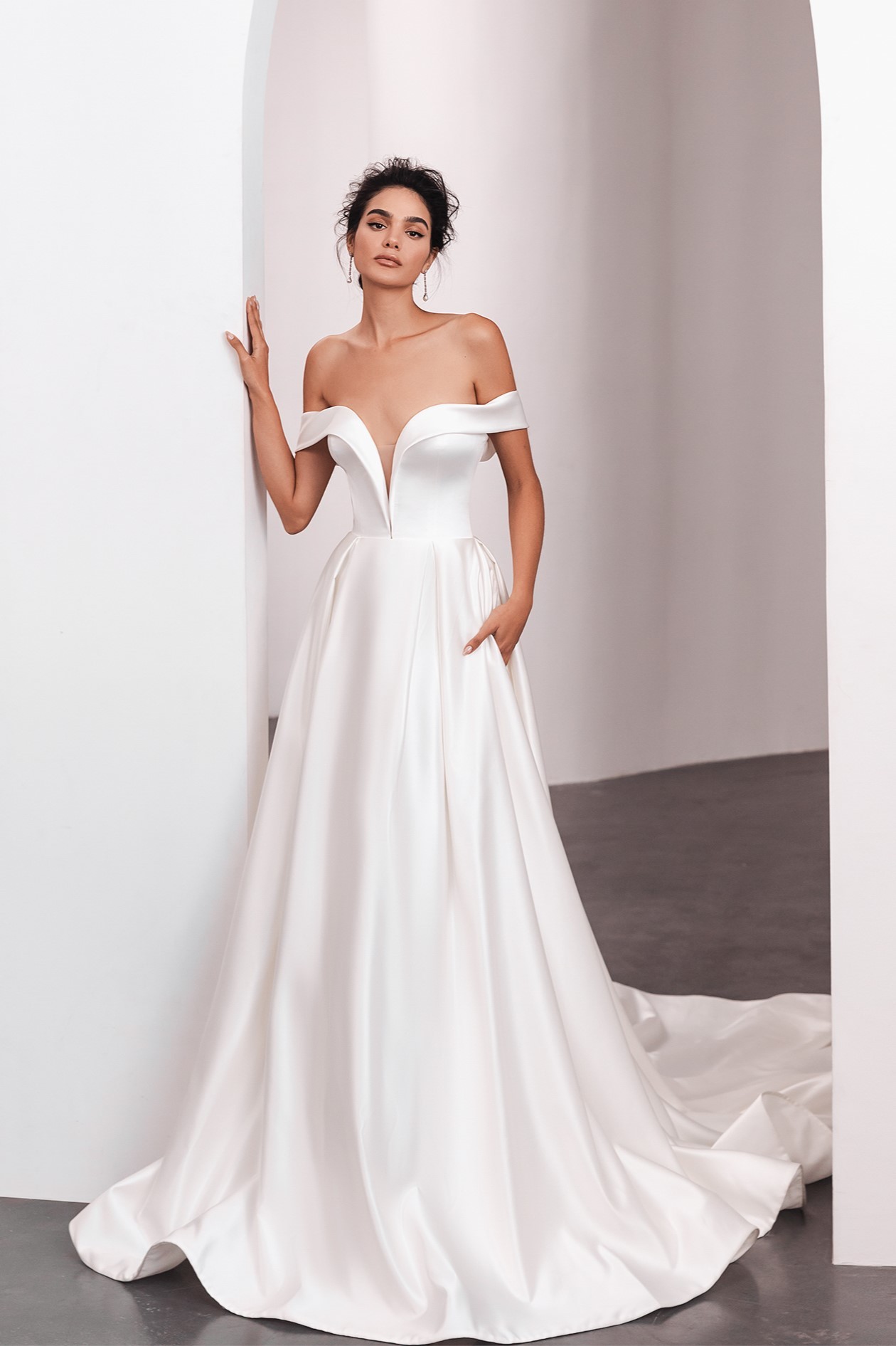 Schulterfreies Brautkleid mit Satinrock