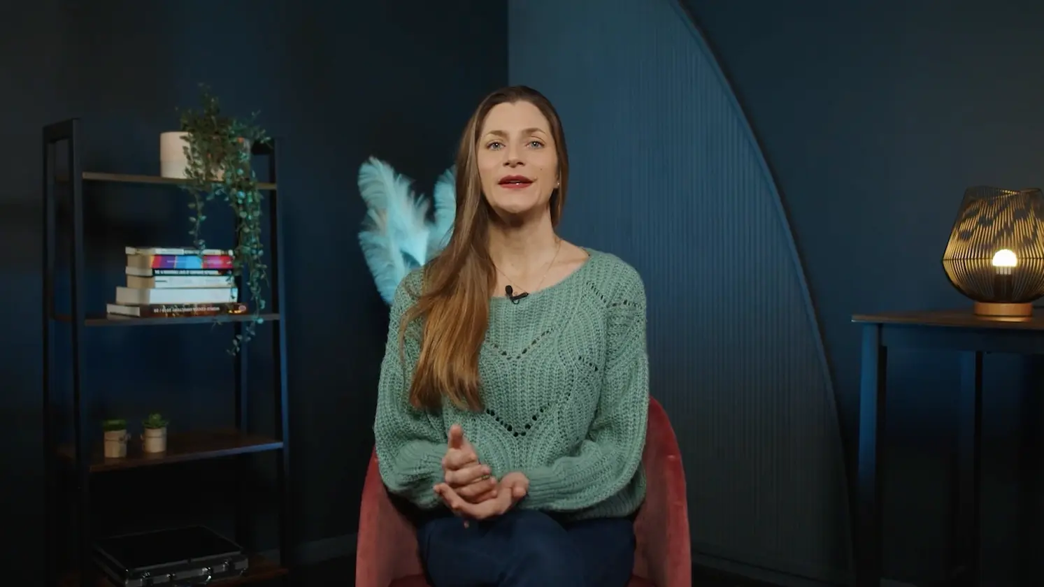 Femme assise face caméra dans un studio, expliquant les mécanismes du burn-out et la phase d’effondrement