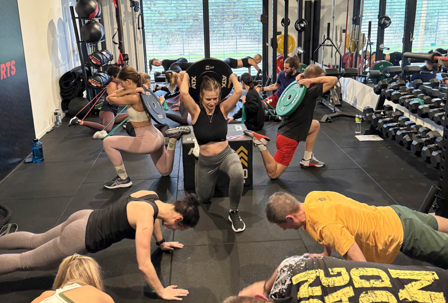 Intensywny trening w siłowni Niedźwiedzia 25 podczas sportowego weekendu dla pary