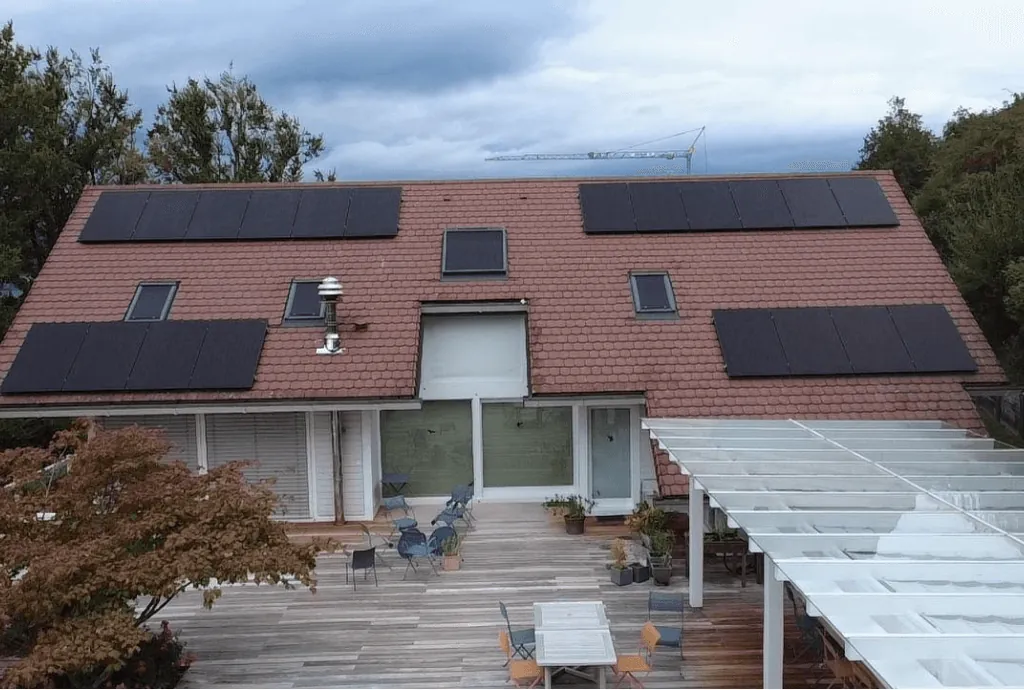 Photo d'un toit d’une maison à Menthon-Saint-Bernard en Auvergne-Rhône-Alpes équipée de panneaux photovoltaïques dont l'installation a été faite par Solarock.