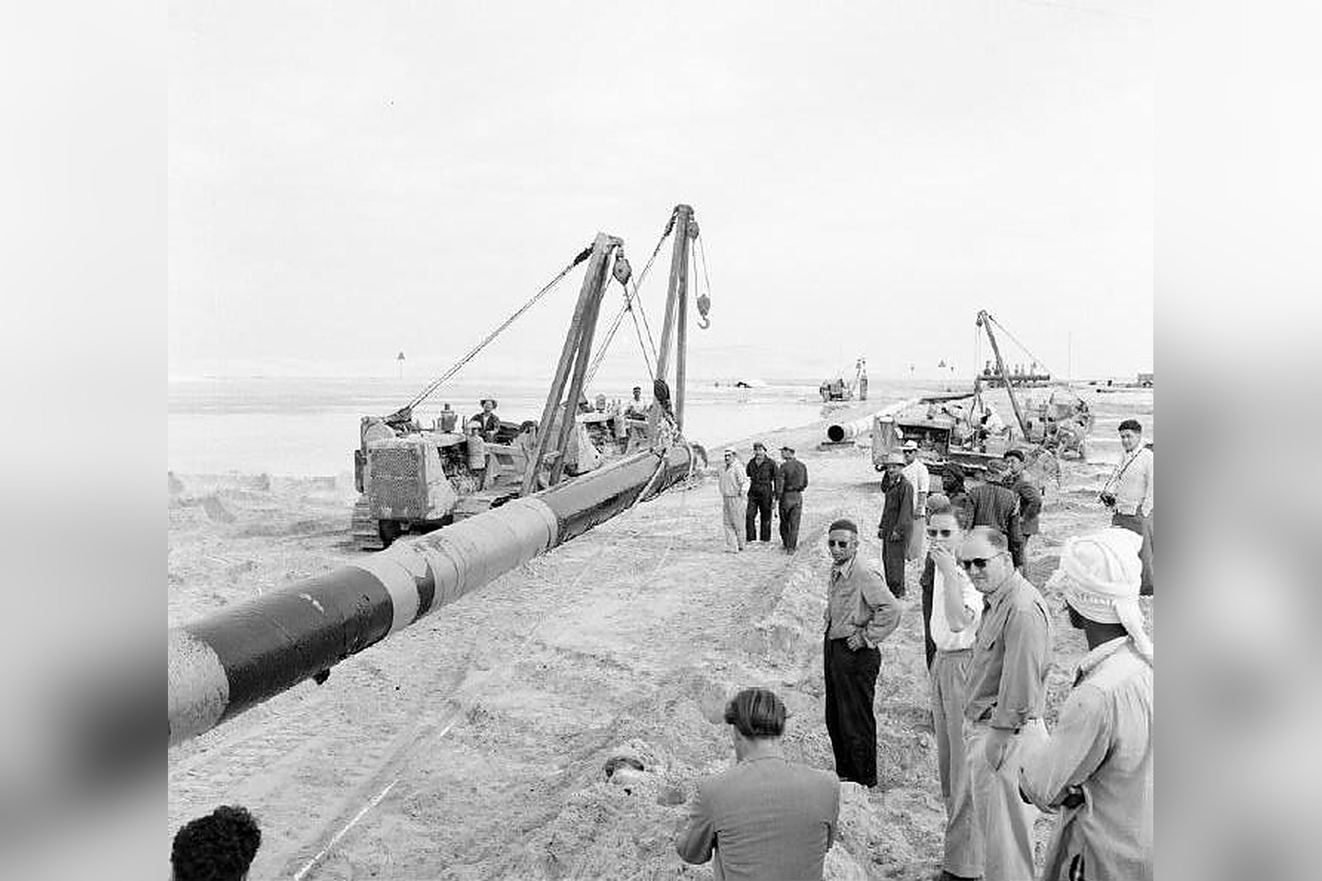 Le pipeline posé le long du rivage d'Umm Saïd, l'actuel Mesaieed, en mars 1956, dans les premières années du pétrole au Qatar