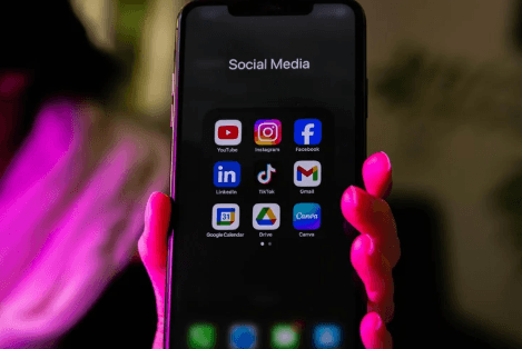 Telemovel com imagem de redes sociais