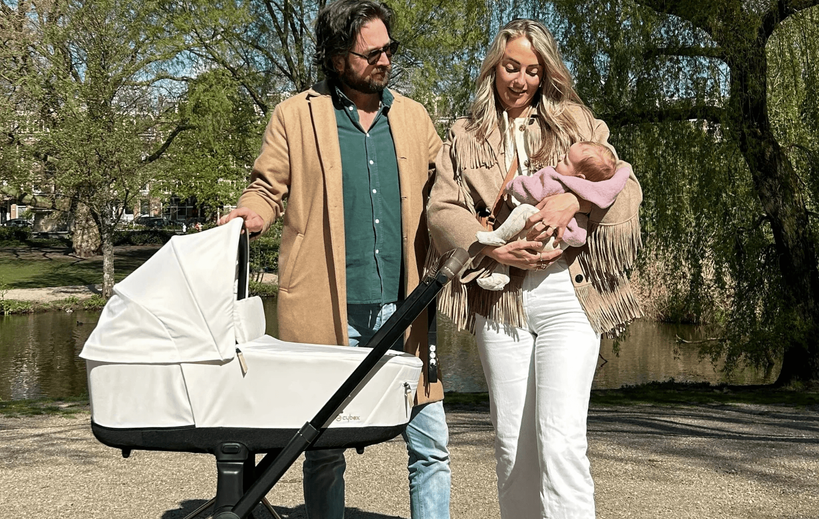 Xander en Roos met hun cybex kinderwagen