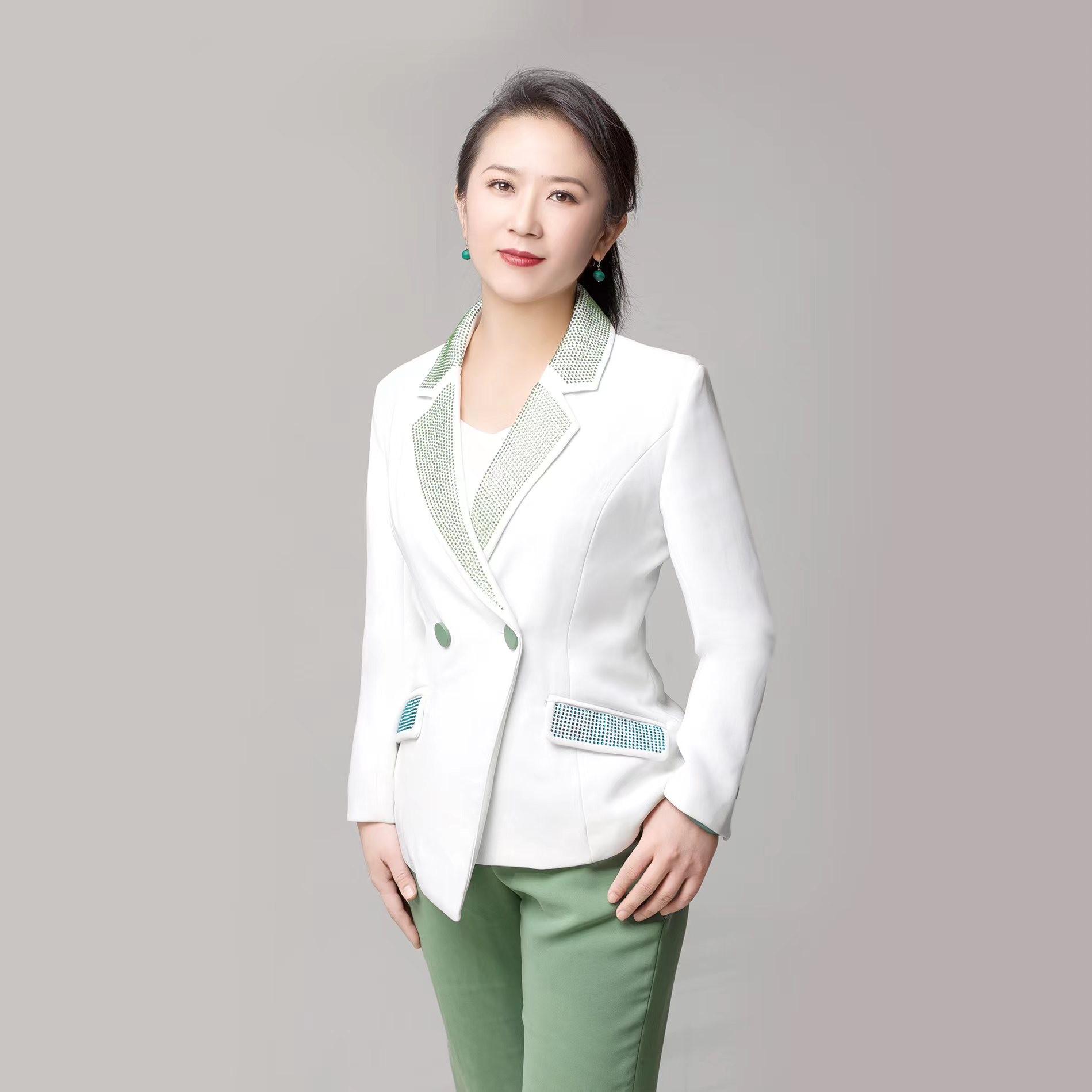 白色西装女士站立