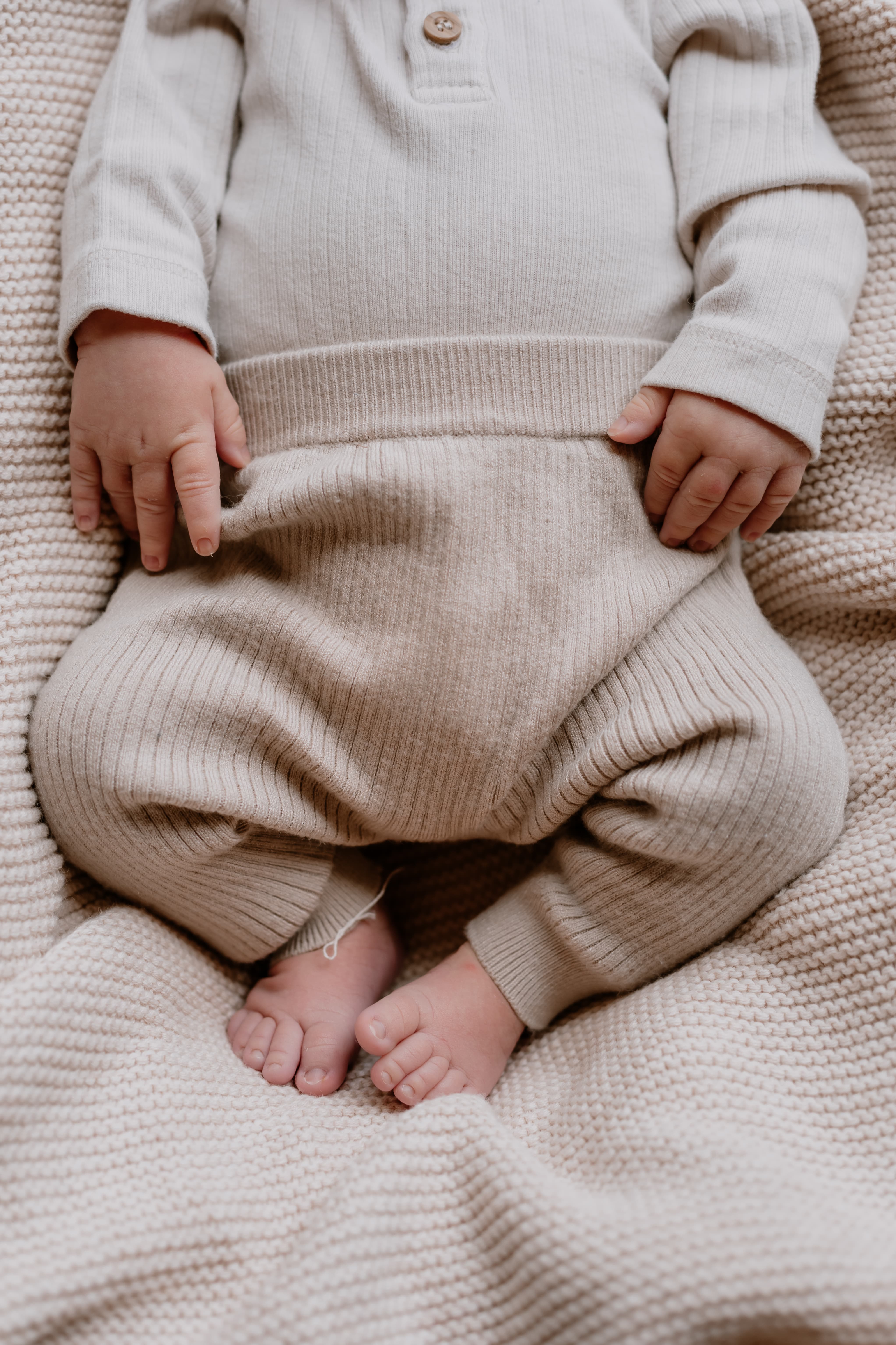 Close up up newborn baby hands and feet in soft neutrals during newborn photoshoot in Mackay