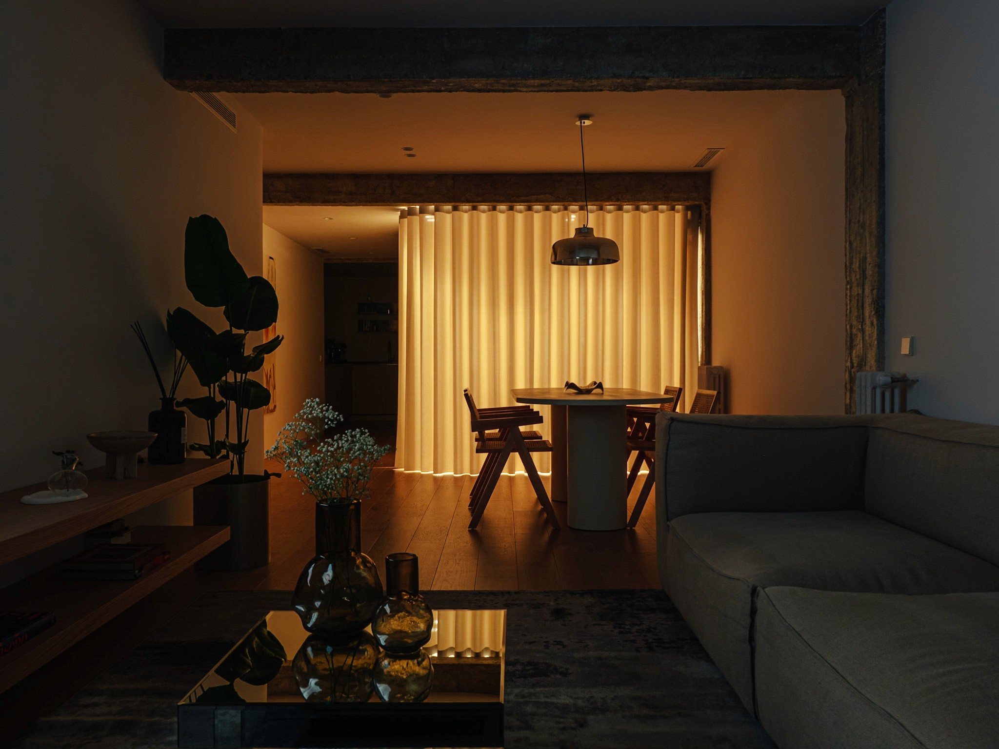 Proyecto Ponzano 53 de Calienzo, interiorismo en Chamberí con madera natural, travertino y luz cálida