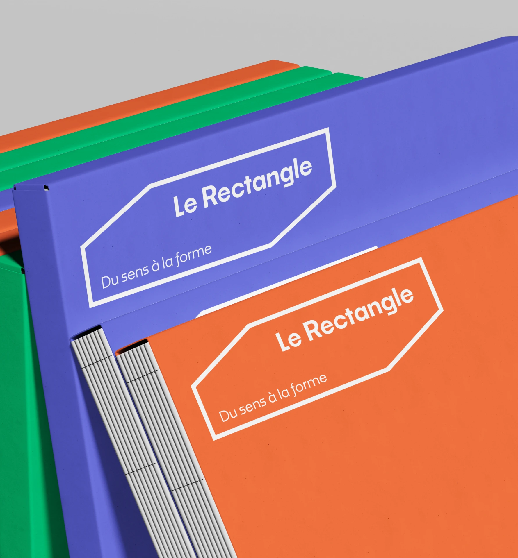 Zoom sur les classeurs Le Rectangle — logo et baseline "Du sens à la forme" en blanc sur aplats bleu et orange, déclinaison supports de marque par Tartelette Concept dans le cadre du branding Le Rectangle