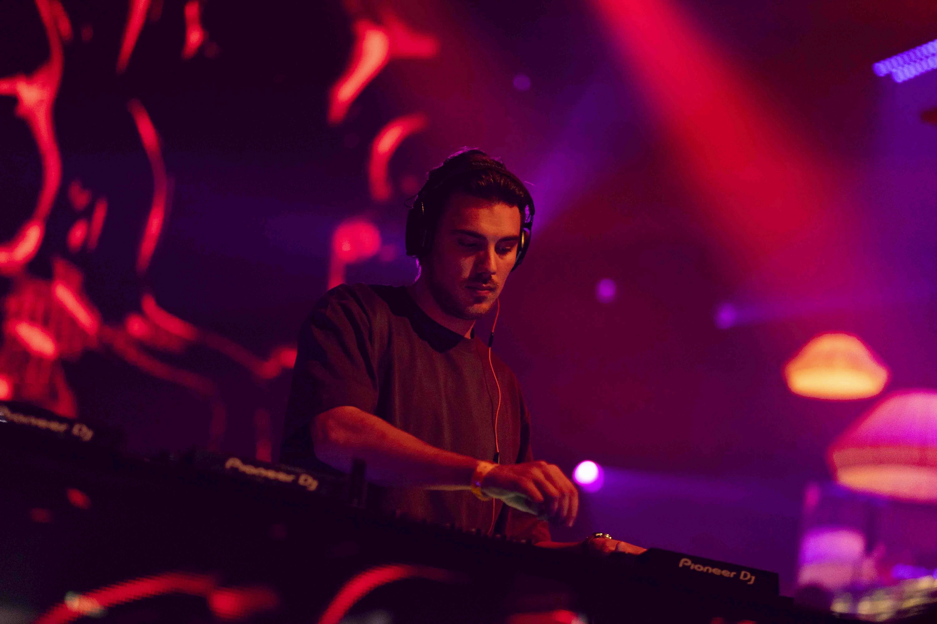 DJ Lars Woudenberg geconcentreerd aan het werk