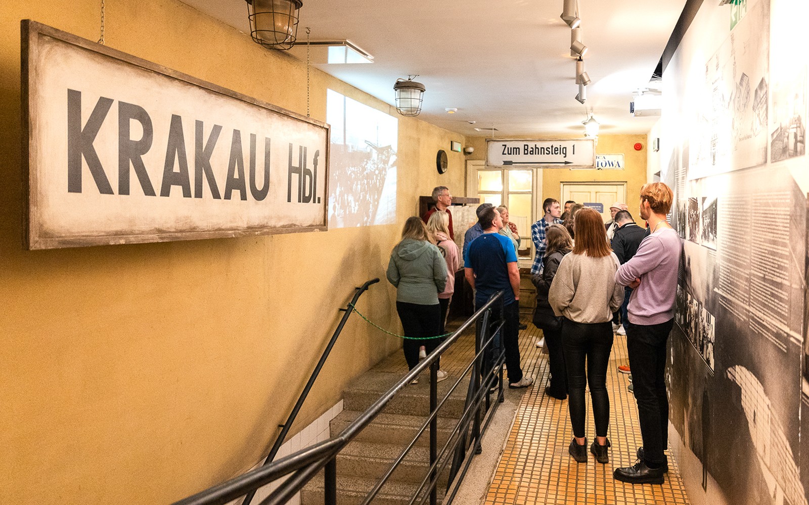Besøkende på en guidet omvisning inne i Oskar Schindlers fabrikk i Krakow, som ser på historiske utstillinger.