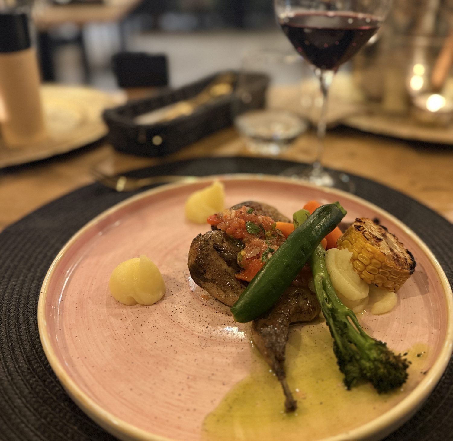 Elegancka kolacja z winem w Niedźwiedzia 25 – idealny element vouchera dla rodziców