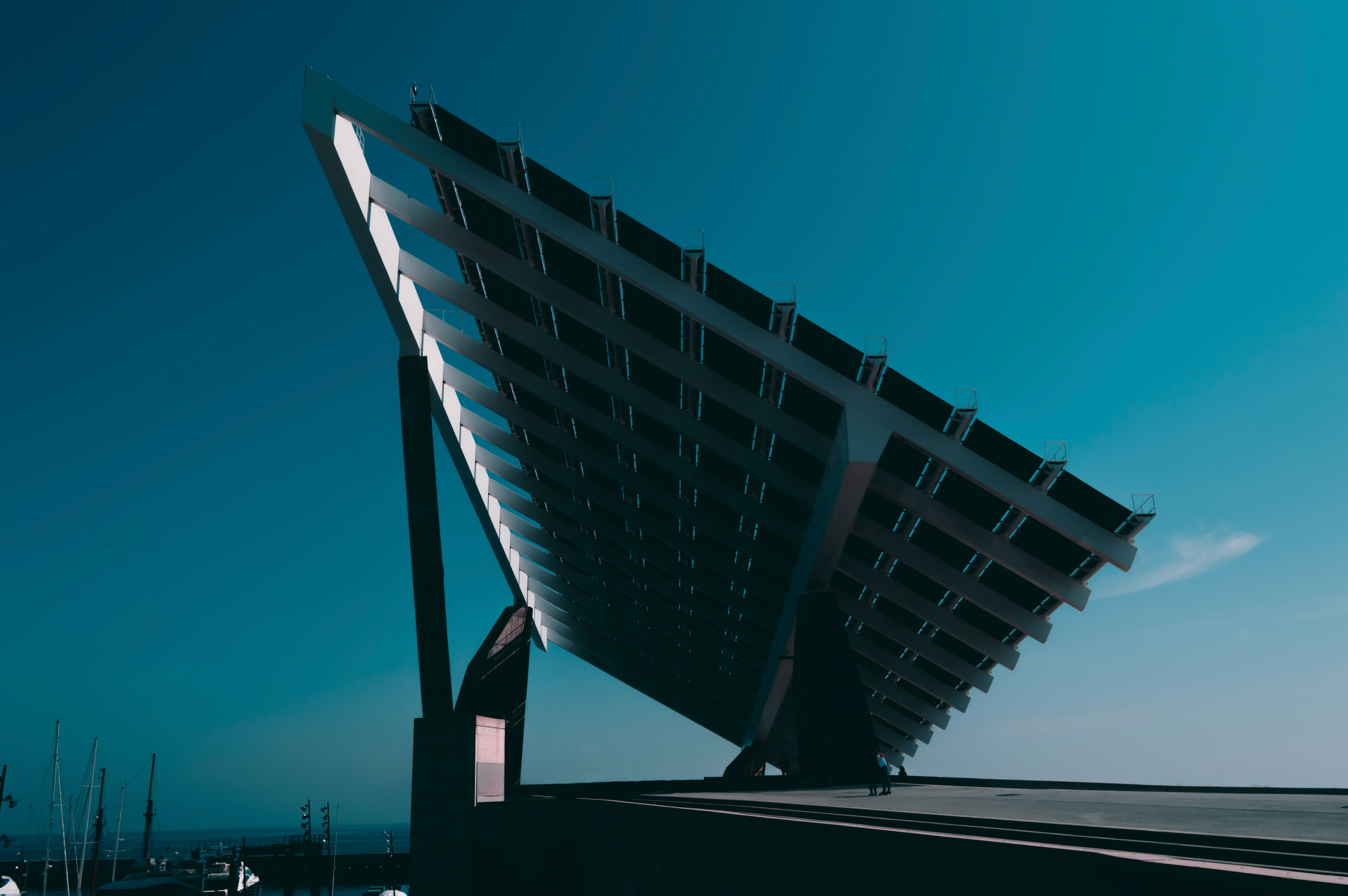 Zonnepanelen in de schermering.