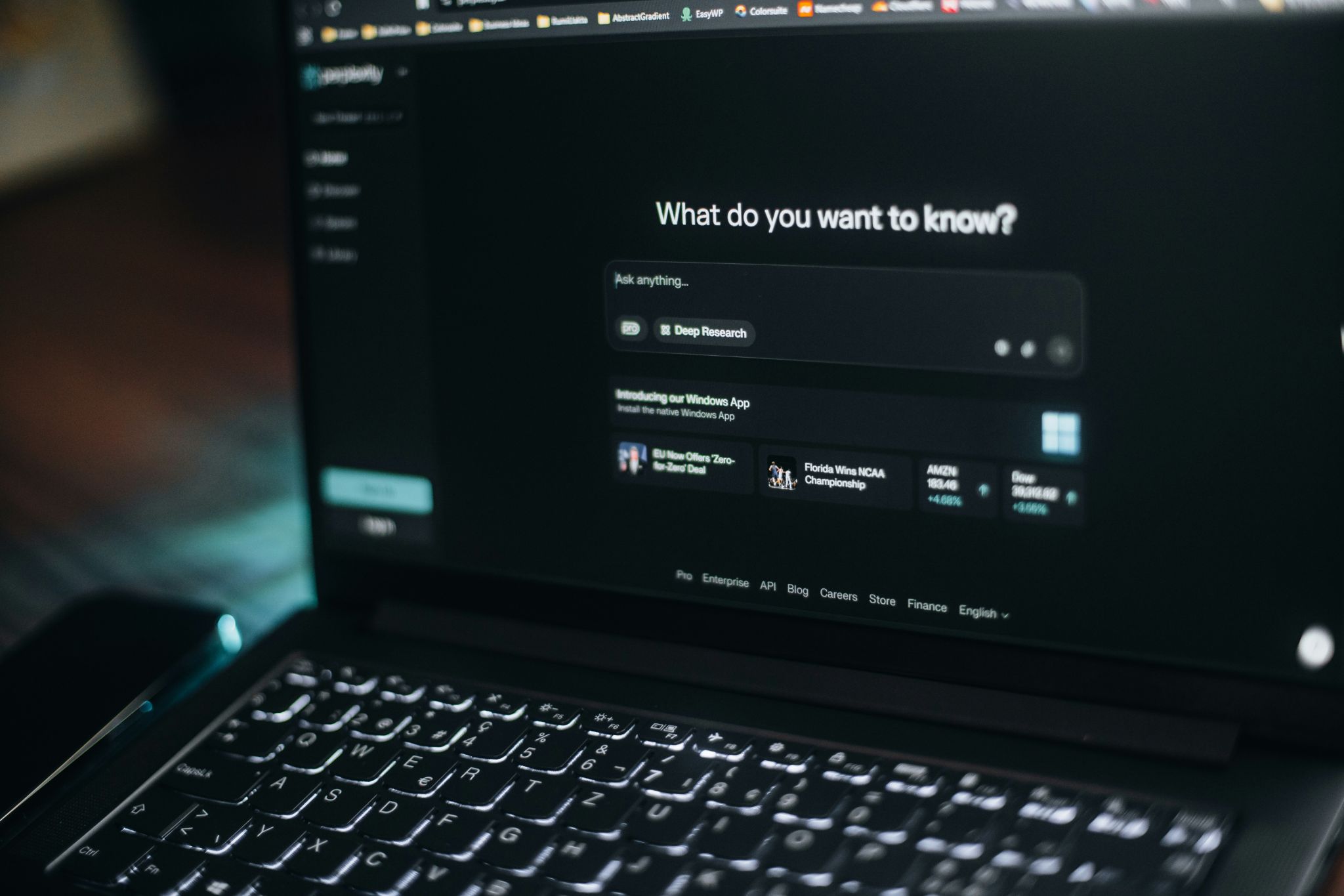 unamas.io - Laptop screen showing a search bar.