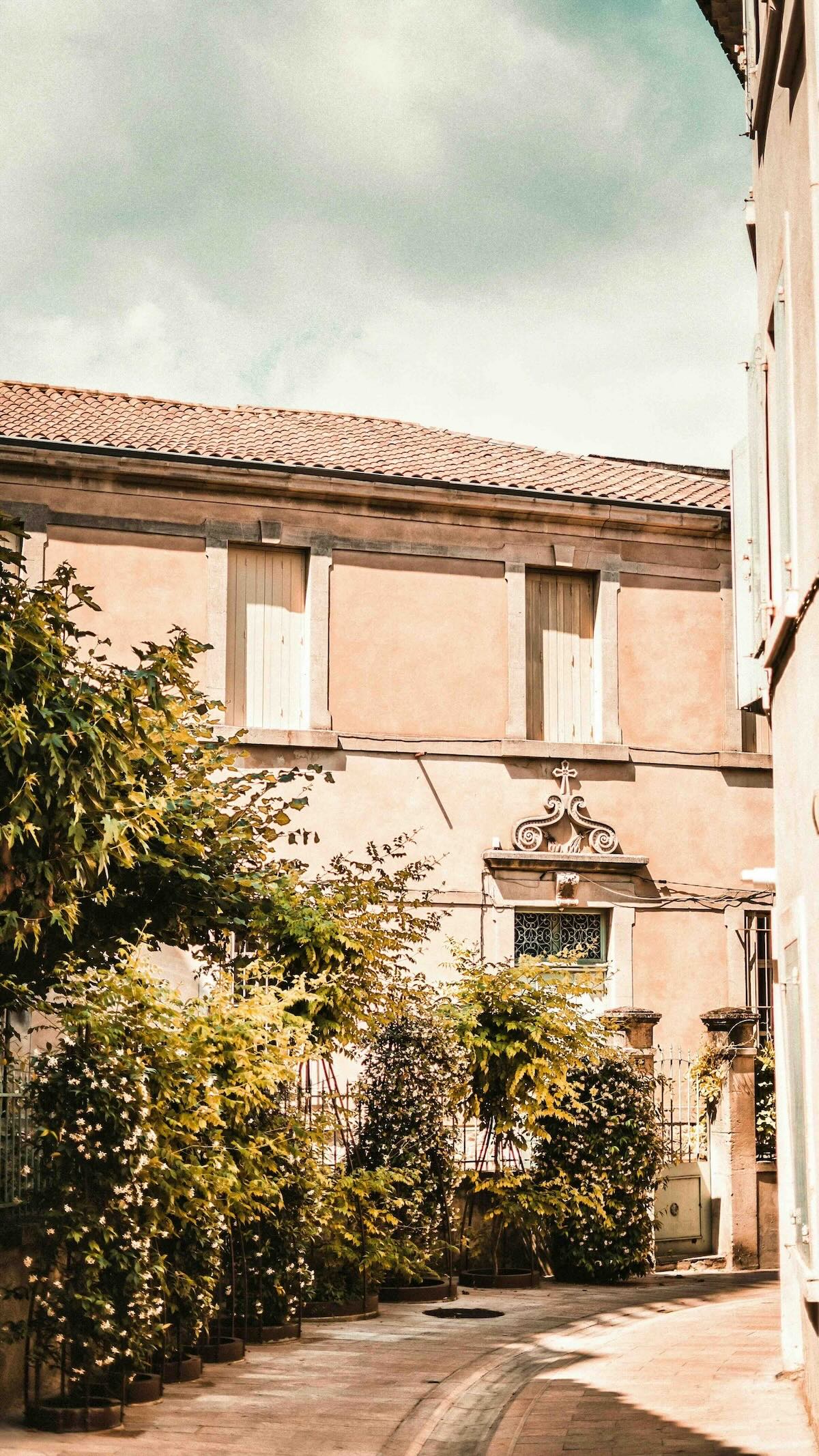 Découvrez les réglementations pour la location saisonnière village par village : numéro d’enregistrement, taxe de séjour, durée autorisée en résidence principale et secondaire.
