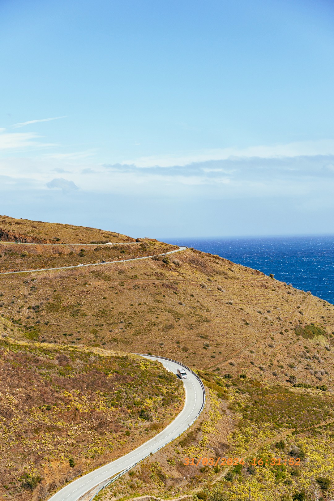 Route de montagne bordant la côte à Portbou, Espagne, avec La mer Méditerranée en arrière-plan.