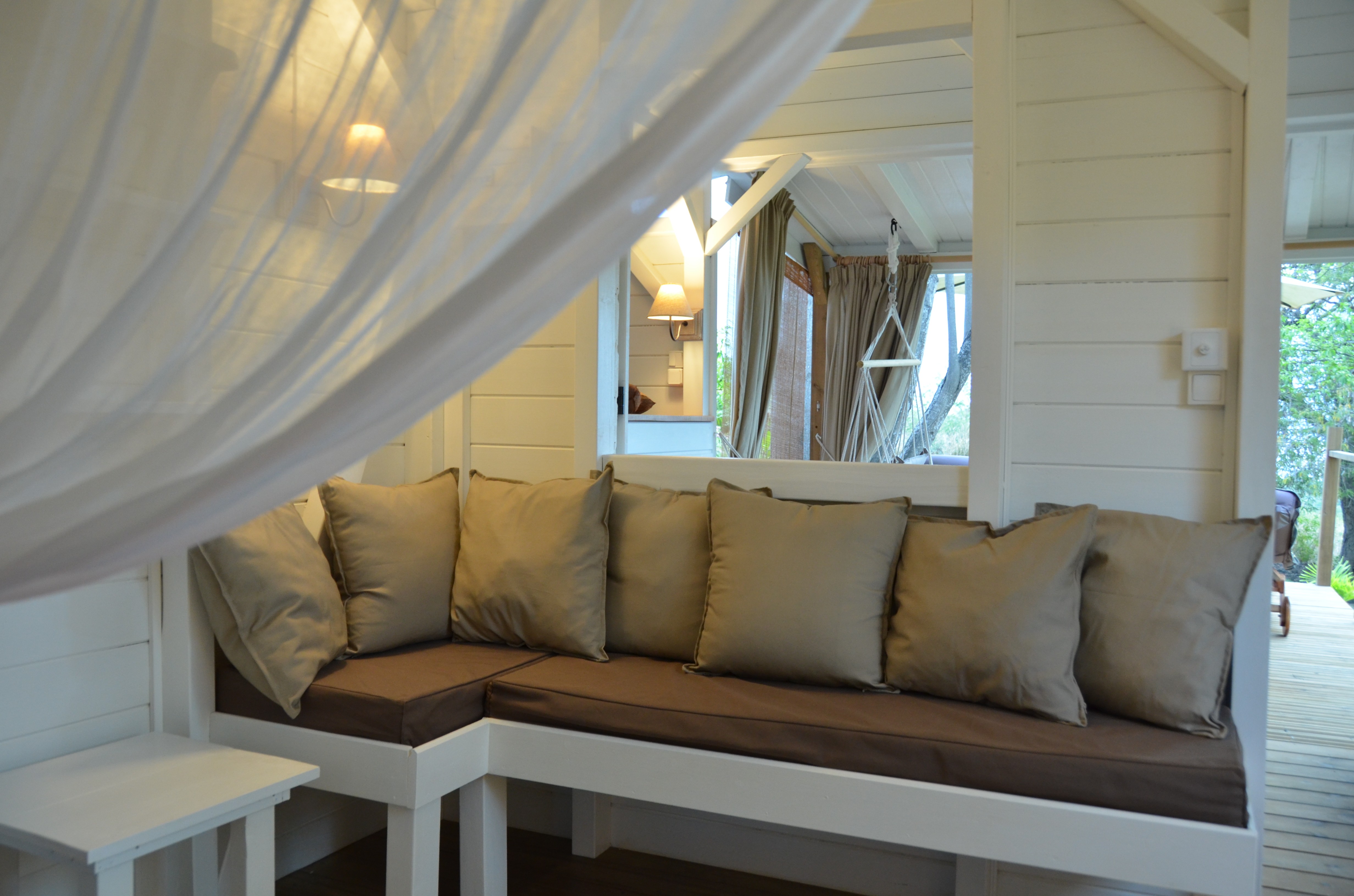 Coin salon confortable du Lodge Rosewood à Vieux-habitants en Guadeloupe