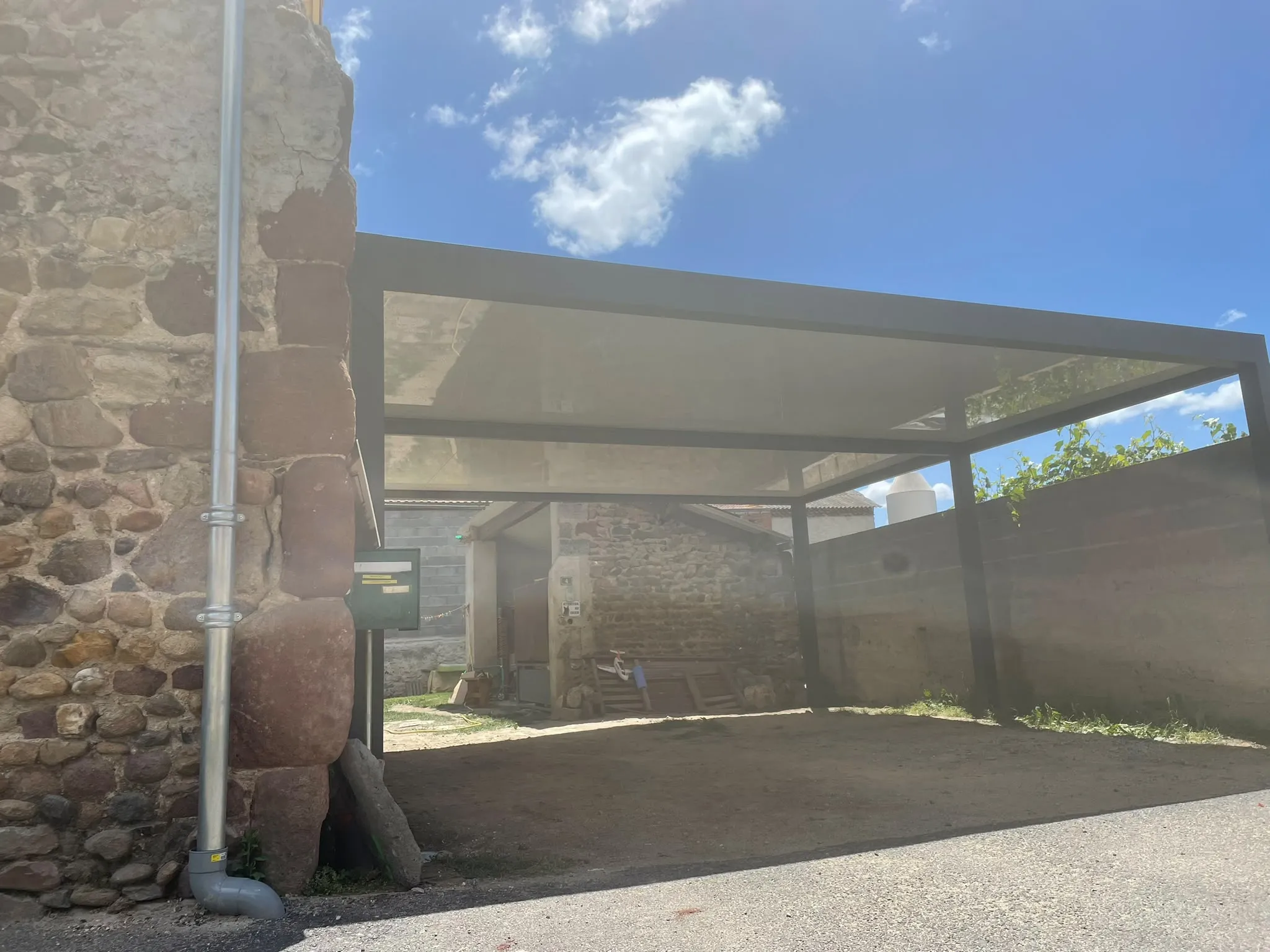 Toiture de pergola devant une façade ancienne — AFermetures