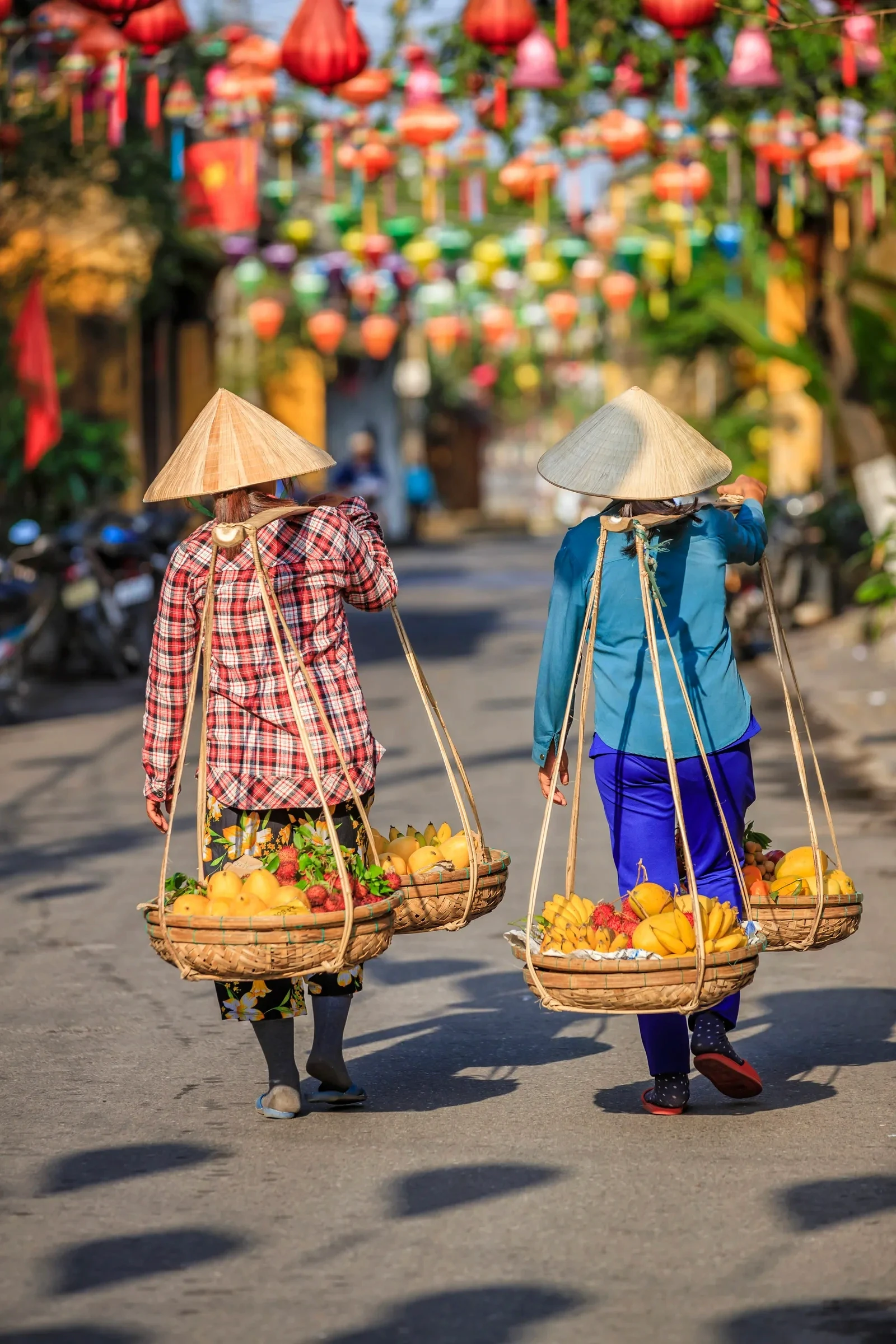 Street vendors in Hội An