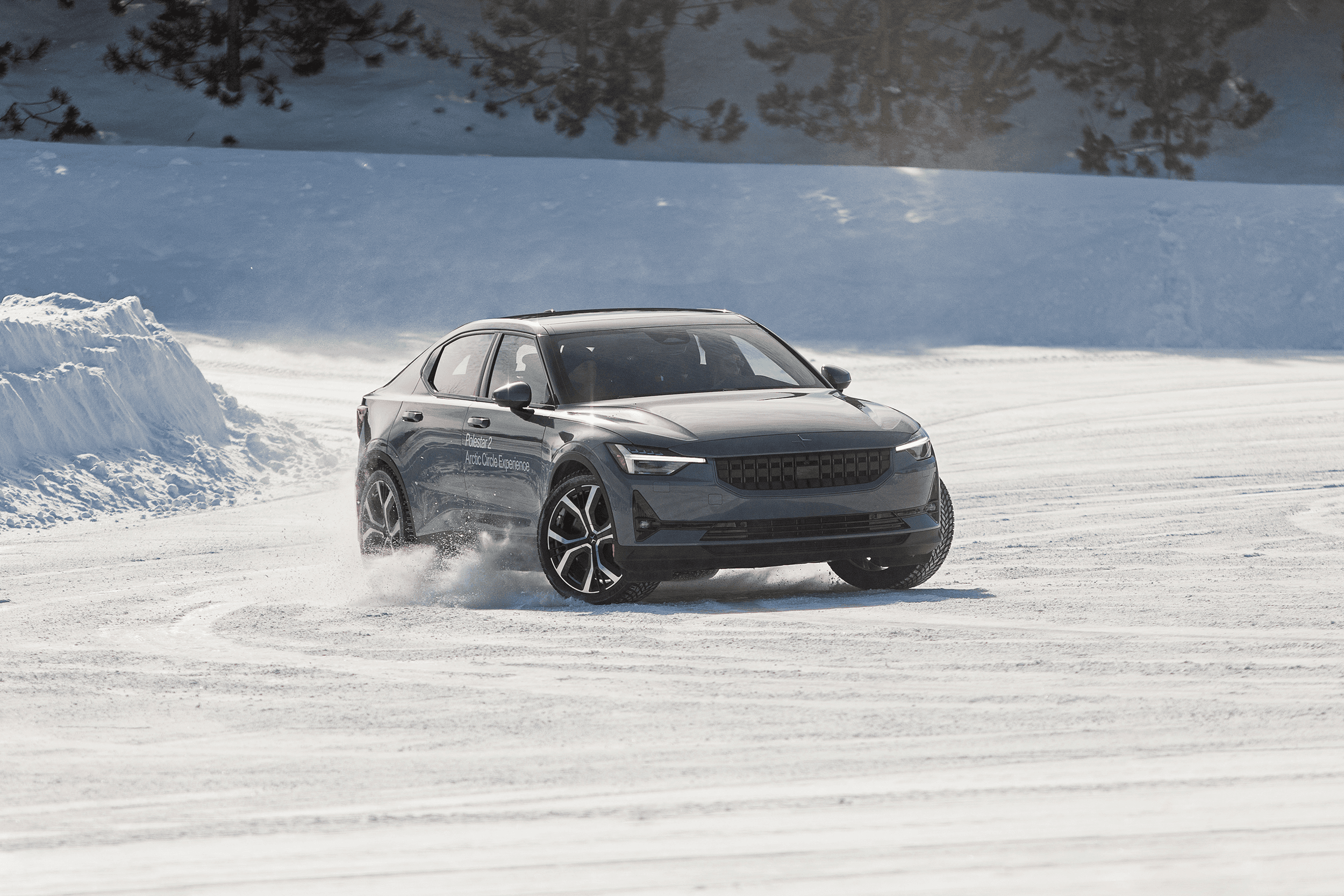 Une Polestar 2 drift sur une route enneigée en hiver