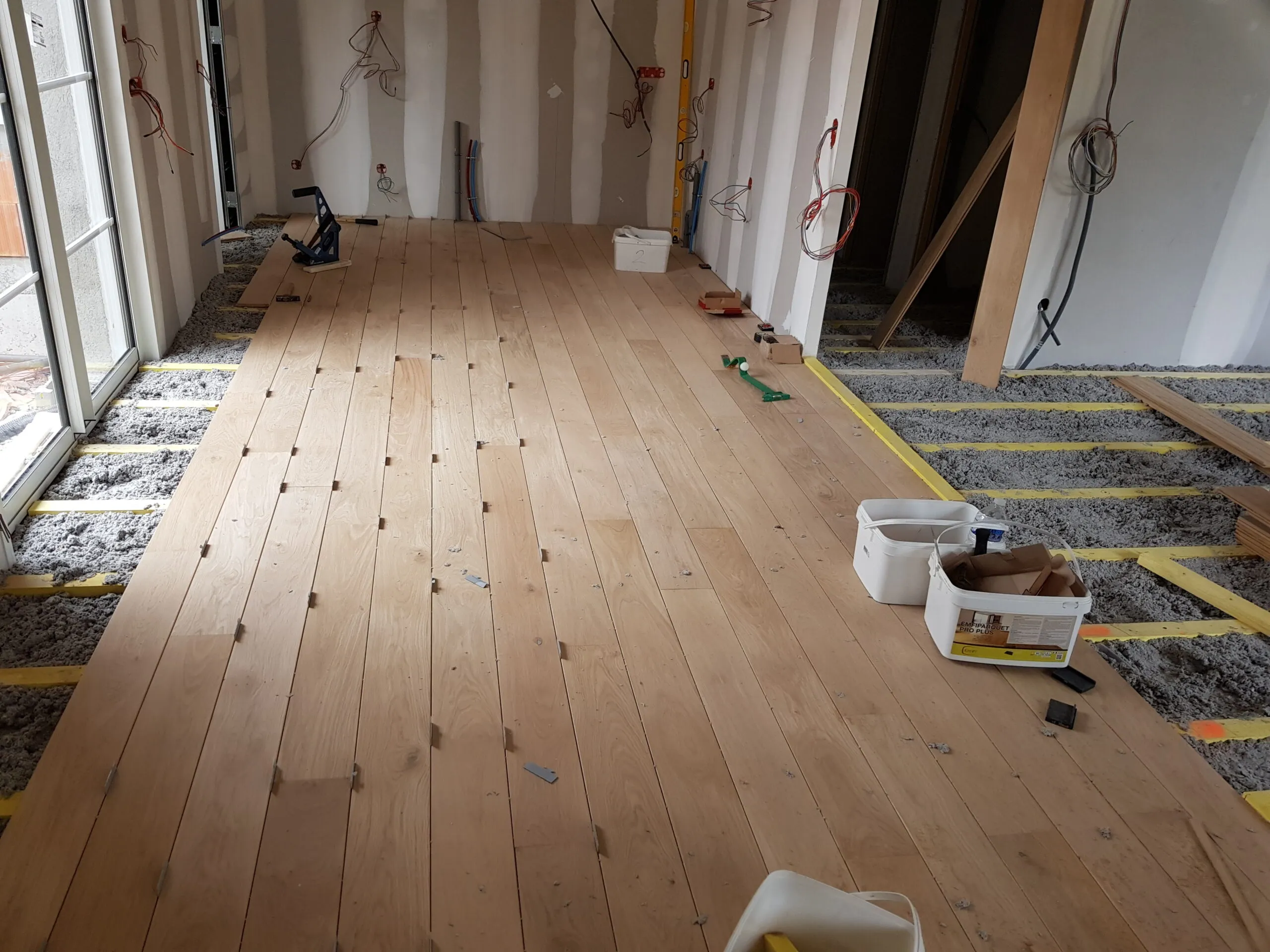 Chantier de pose de parquet chêne massif en cours dans une maison en rénovation à Bordeaux par Aliénor Parquet