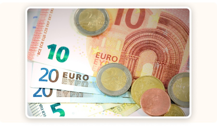 Billets et pièces en euros illustrant le coût de la formation Andrew Tate et sa valeur perçue