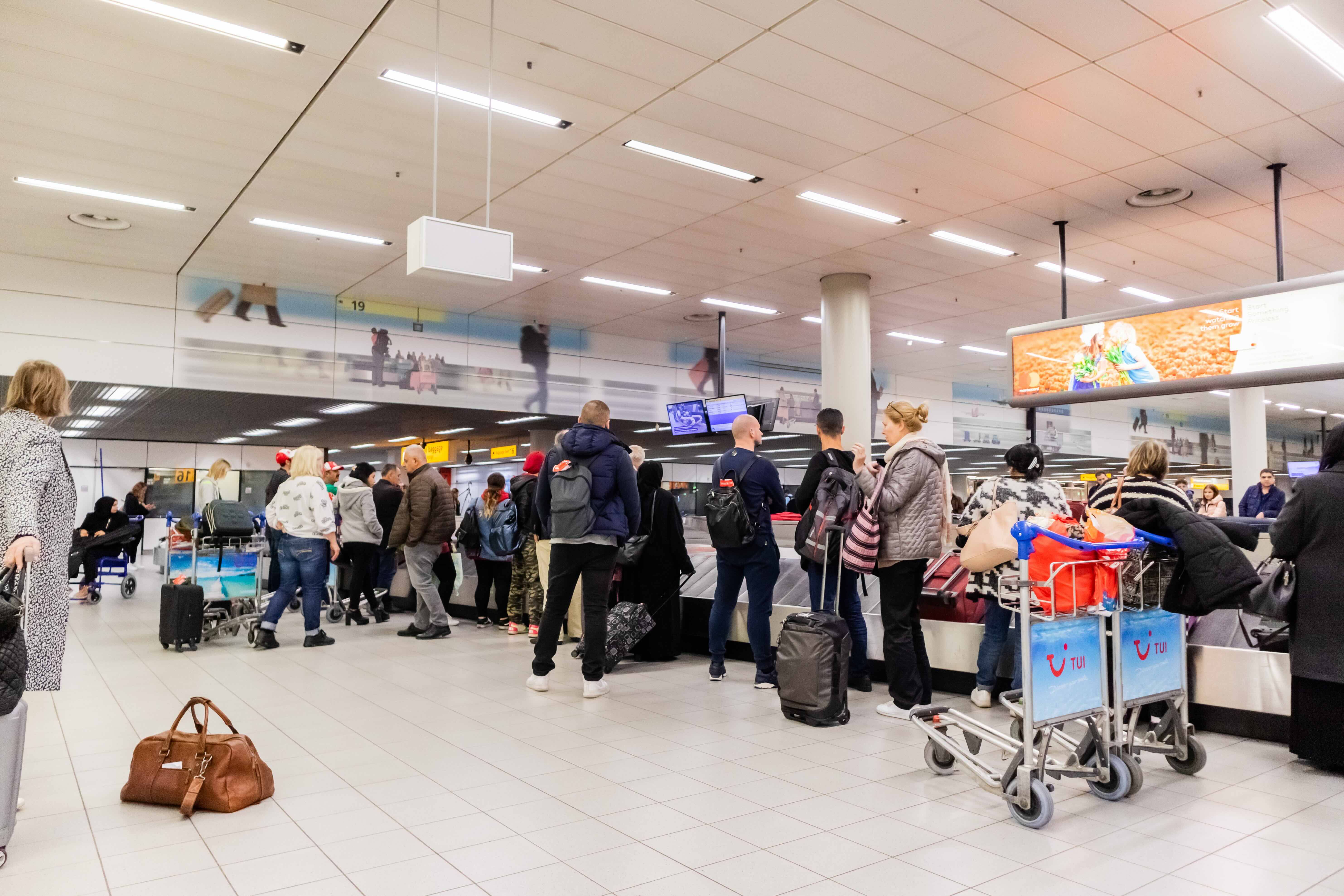 Schiphol crowded Baggage Belt