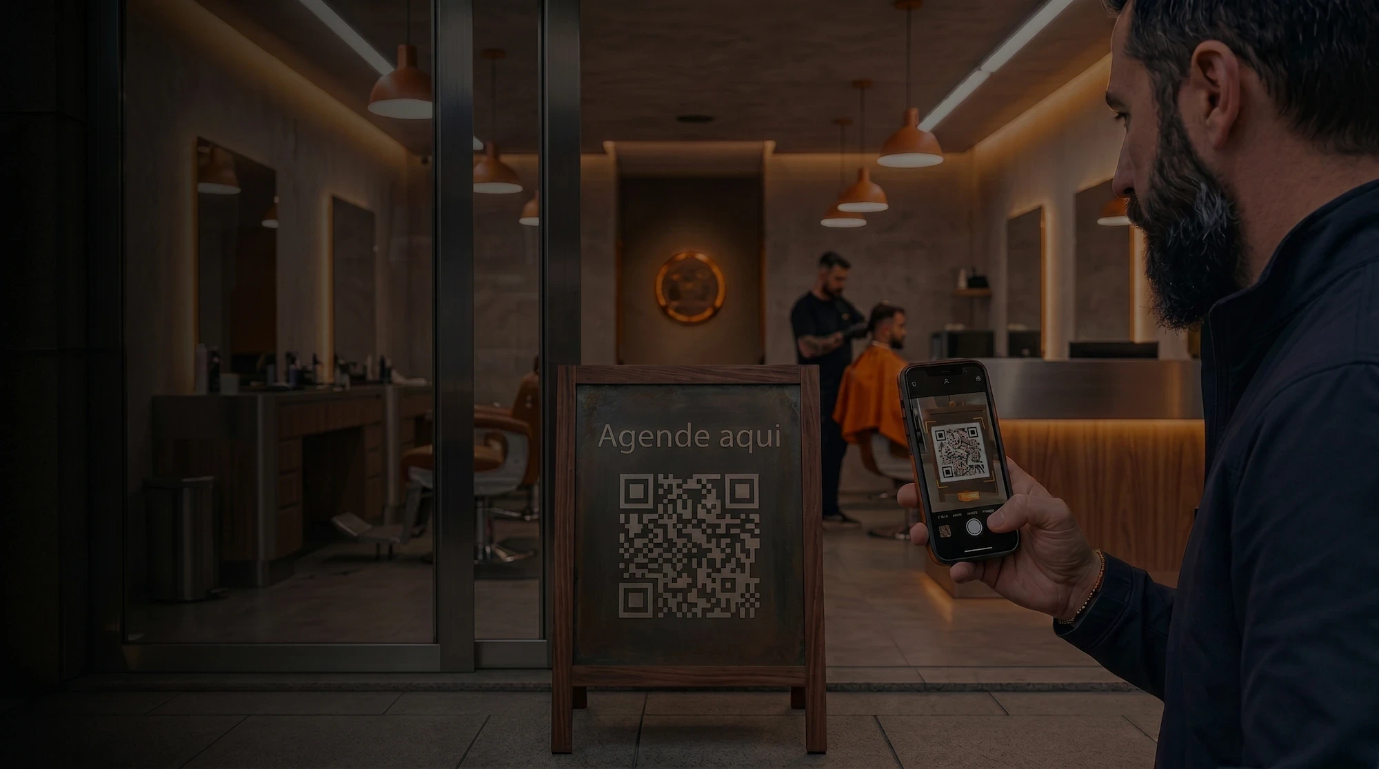Homem com barba escaneando o QR code para agendamento atraves do seu celular em frente a uma barbearia moderna com tons em laranja