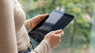 suzanne lambers de social manager met een ipad van social youth in de handen