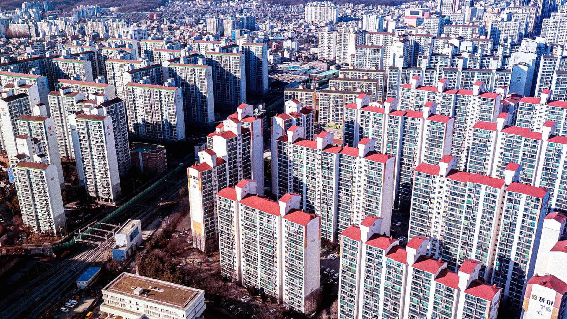 Toàn cảnh khu chung cư cao tầng mái đỏ dày đặc nhìn từ trên cao tại Seoul Hàn Quốc