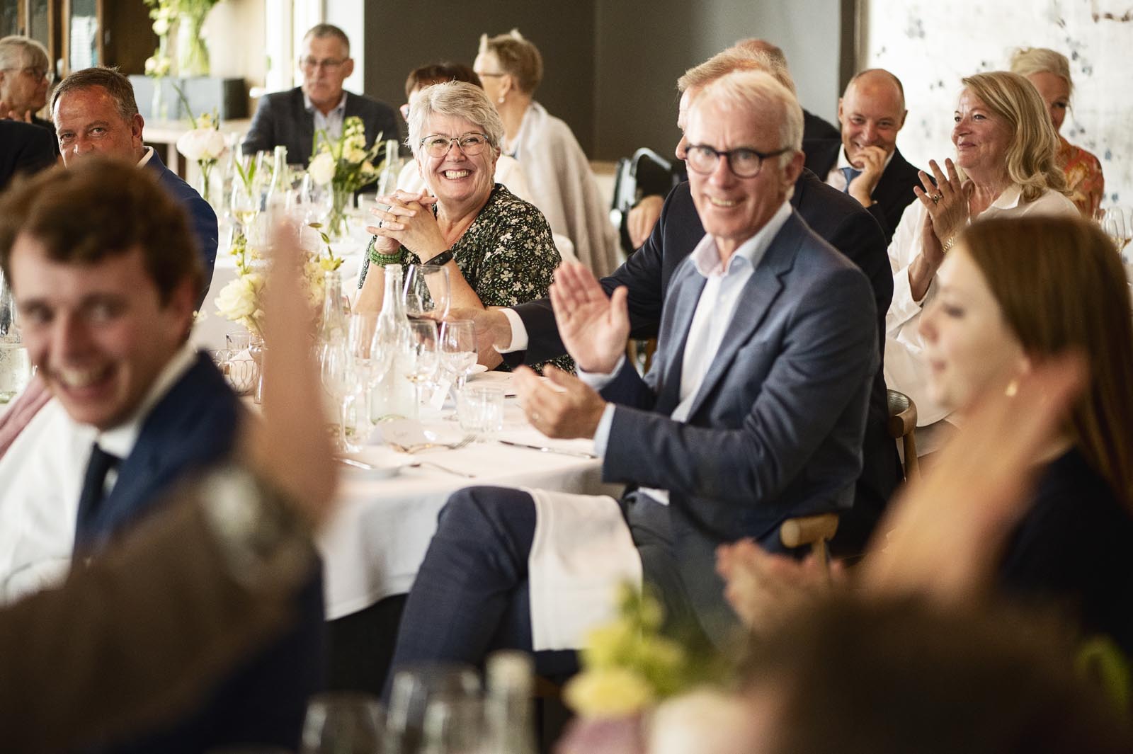 Mentalist optræder for brudepar og bryllupsgæster