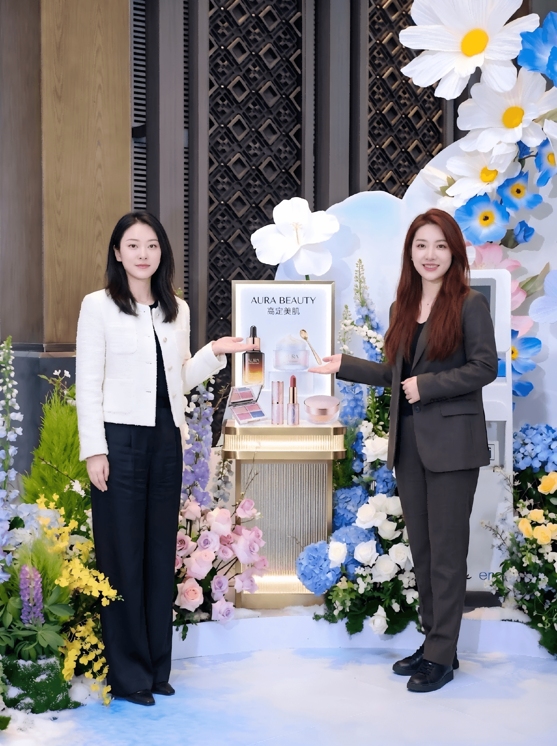 化妝品品牌新品發佈會上兩位美女展示護膚彩妝產品，結合紅毯級佈置與拍照打卡區，提升品牌曝光與社交媒體聲量 Beauty cosmetics product launch event with two female models showcasing new skincare and makeup