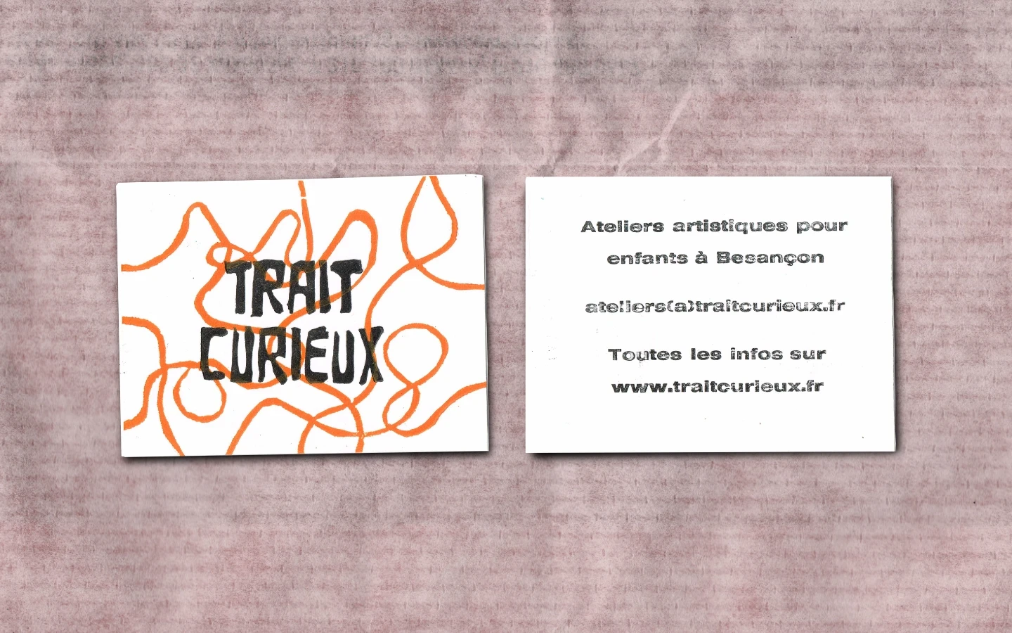 Recto et verso de la carte de visite finalisée du projet Trait Curieux, linogravure et typographie au plomb, atelier à Besançon.